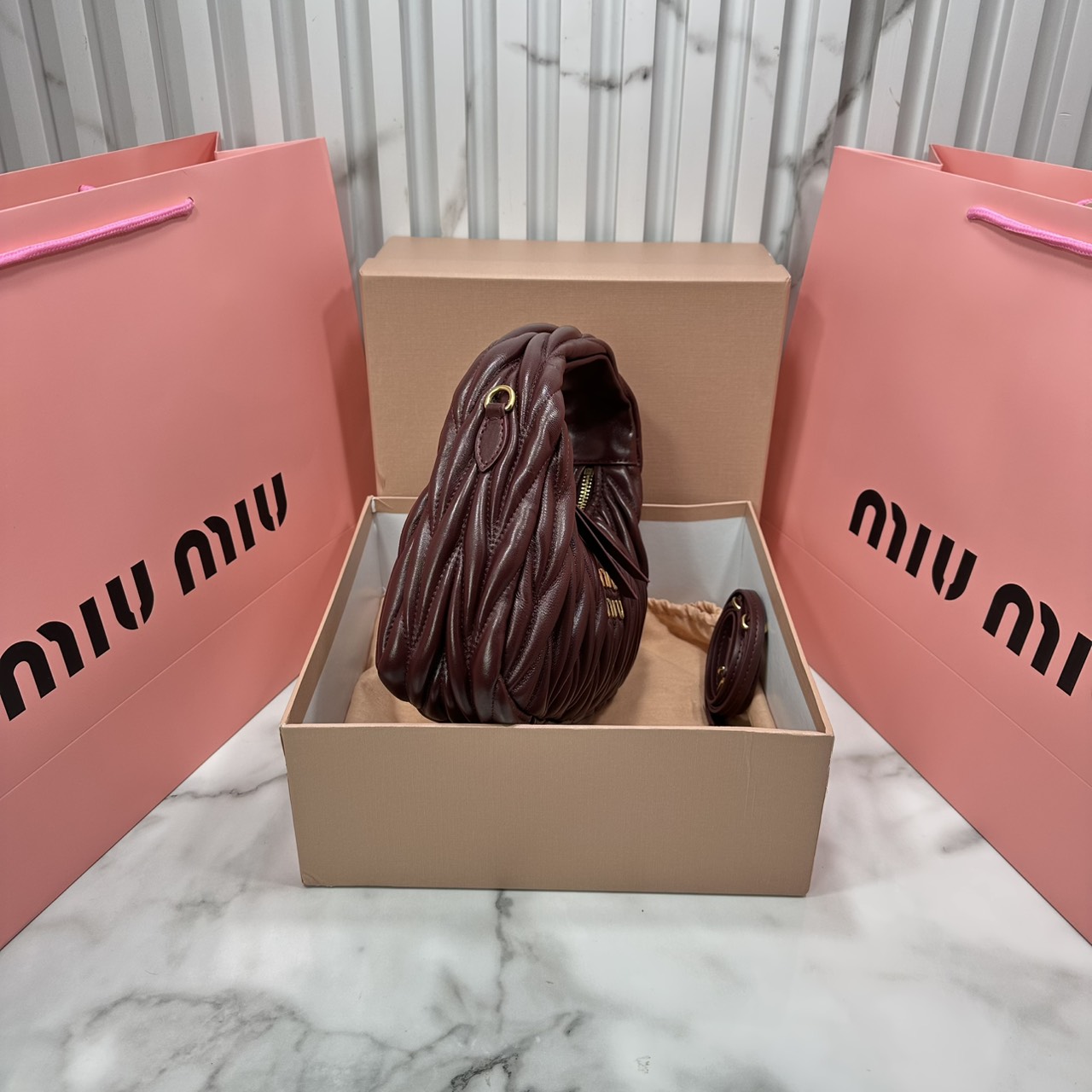 ORI หนังแท้ | MIU MIU Wander matelassé nappa leather hobo bag Small 22cm กระเป๋าสะพายทรงโฮโบ คิ้วท์สุดปัง ลุคลูกคุณหรูหราด้วยดีไซน์จับจีบนูนลวดลายเป็นเอกลักษณ์ หูจับในตัว ถือแบบเลิศๆ หรือจะใส่สายสะพายข้างก็ได้อีกลุค