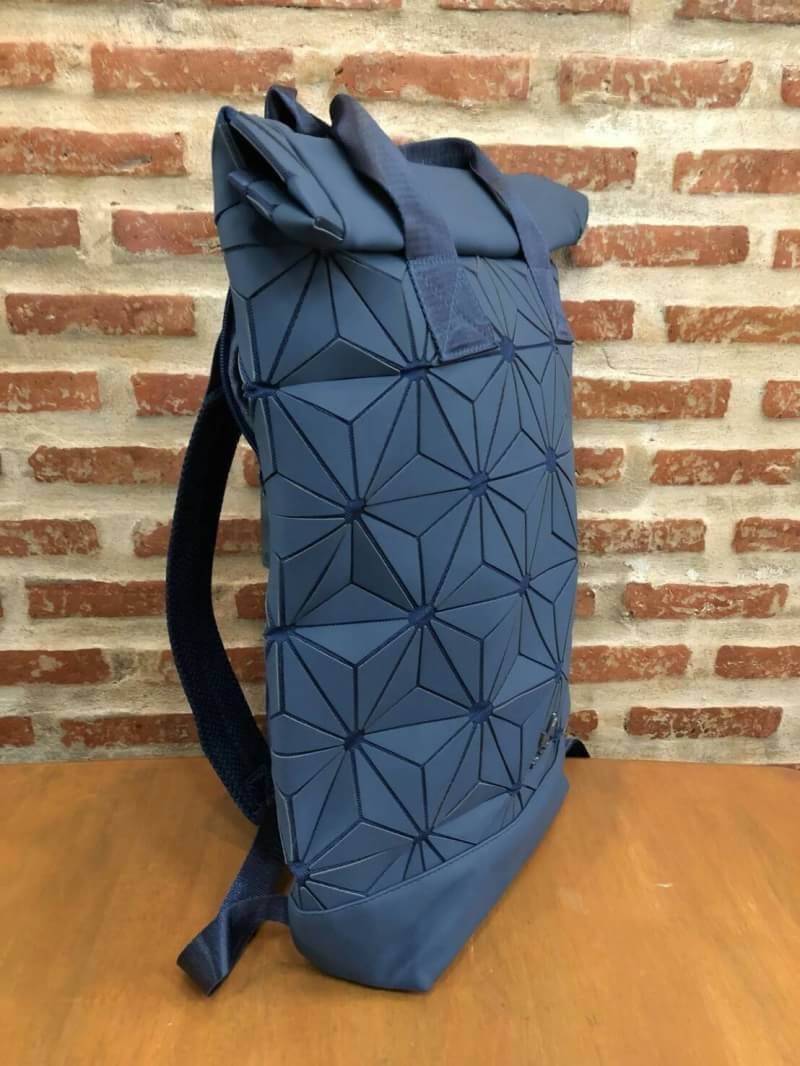 Adidas Originals BP Roll Top 3D Mesh 2017 Backpack Bag DH0100 กระเป๋าเป้สะพายหลัง สีใหม่ ดีไซน์แบบ 3 มิติ วัสดุ polyurethane ใช้ลูกเล่นของเหลี่ยม และมุมเชื่อมเข้าหากัน การออกแบบกระเป๋าเป็นเหมือนถุงทรงสูง ส่วนปากกระเป๋า เปิดปิดแบบตีนตุ๊กแกม้วนพับ และติดกระ