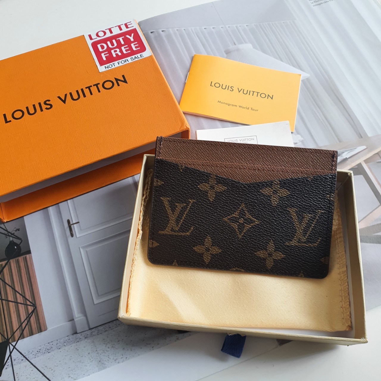 งานหรูเว่อวัง LOUIS VUITTON CARD HOLDER (GWP) 💳 ที่ใส่บัตร จากพรีเมี่ยมกิ้ฟแบรนด์หรู ดีไซน์สวยเก๋ หนังแท้ลายสวยเป็นเอกลักษณ์ ขนาดกำลังดี ใส่บัตรอย่างน้อย 7 ใบ พกพาสะดวก จะซื้อไว้ใส่บัตรใบหรู หรือซื้อให้เป็นของขวัญ ก็ควรค่าที่สุดคะ ห้ามพลาดนะคะ