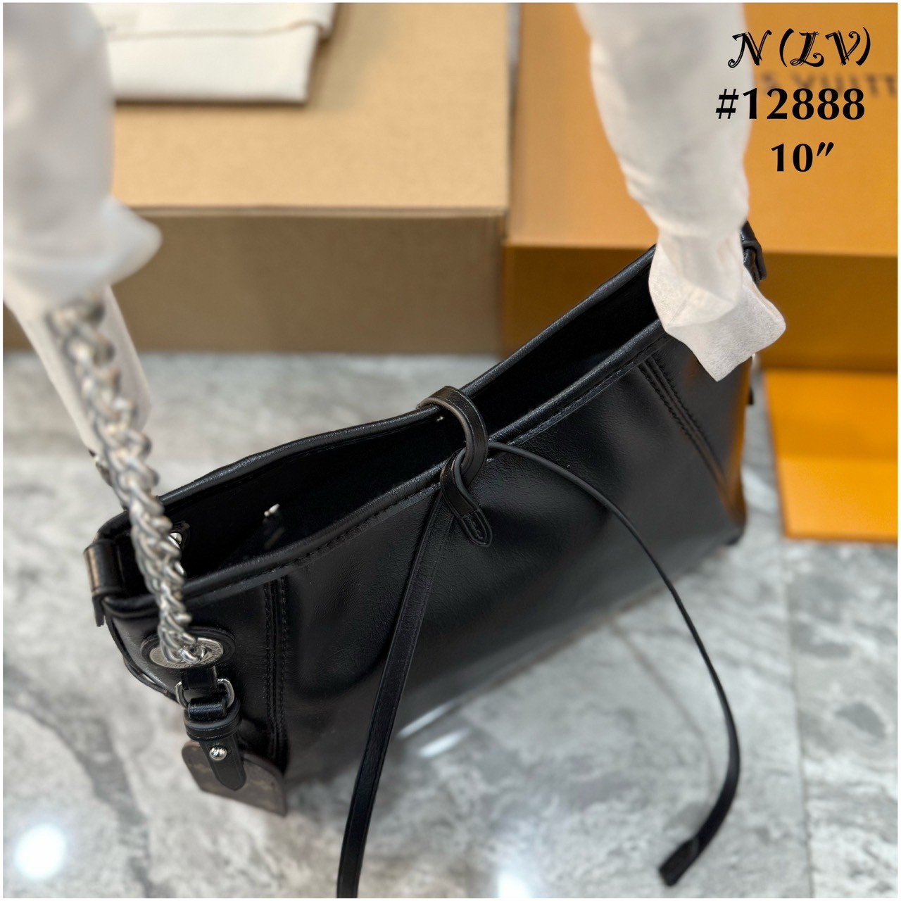 LV CarryAll BB Bag กระเป๋าสะพายสุดไอคอนิกผสานสไตล์ล้ำสมัยเปี่ยมฟังก์ชัน ไซส์ใหม่ล่าสุด กะทัดรัดใช้งานได้คล่องตัวมากขึ้น ดีไซน์สีดำคลาสสิค