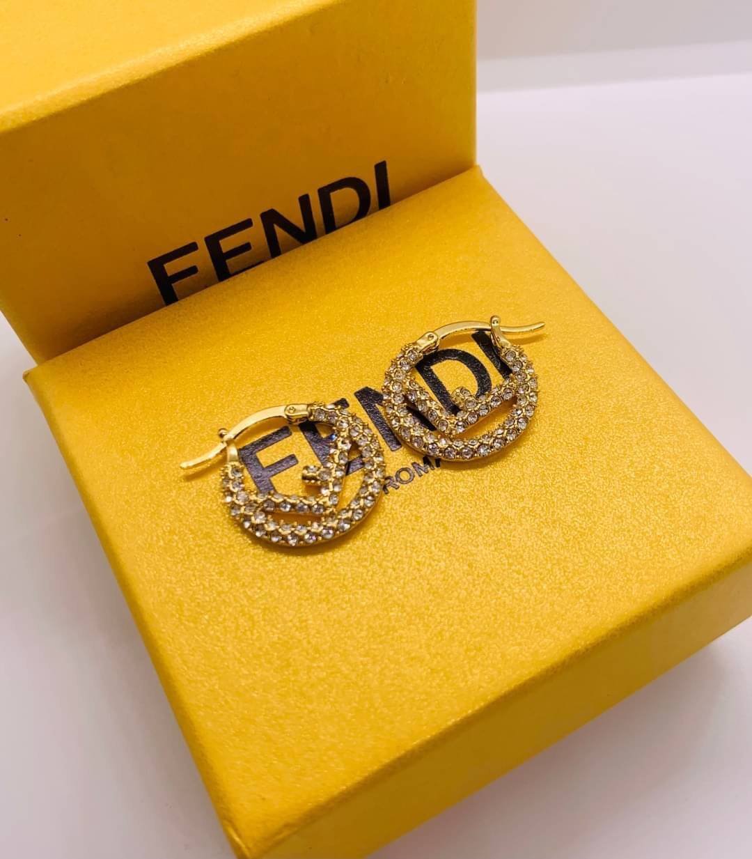 Fendi earring ต่างหูเฟนดิ เกรดออริจินอล งานเคลือบโลหะทอง ไม่ลอกไม่ดำ เงาสวยคล้ายของจริงมากที่สุด สวยหรูหรา ผู้ดี ไฮโซสุดๆ งานเล่นไฟสวยมากค่ะ คอนเฟิม !!!!! เกรดสั่งทำแบบละเอียดที่สุด เก็บรายละเอียดครบ ปั้มโลโก้ สวยมากค่ะ