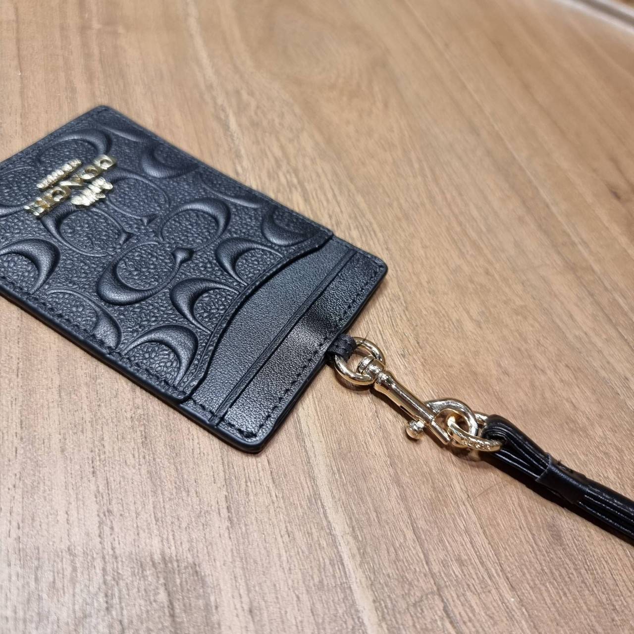 COACH ID LANYARD IN COLORBLOCK SIGNATURE CANVAS ง่ายๆแบบไม่ธรรมดา!! คลาสสิคแต่มีดีเทลโดดเด่น!! กระเป๋าถนอมบัตร พร้อมสายคล้องคอ ดีไซน์ลวดลายสวย ดูดีทุกแบบ ใช้งานง่าย พกพาสะดวก จะใส่บัตรพนักงาน บัตรเครดิต บัตรปชช. ใบขับขี่ และบัตรอื่นๆที่อยากจะใส่!! ตามใจไป