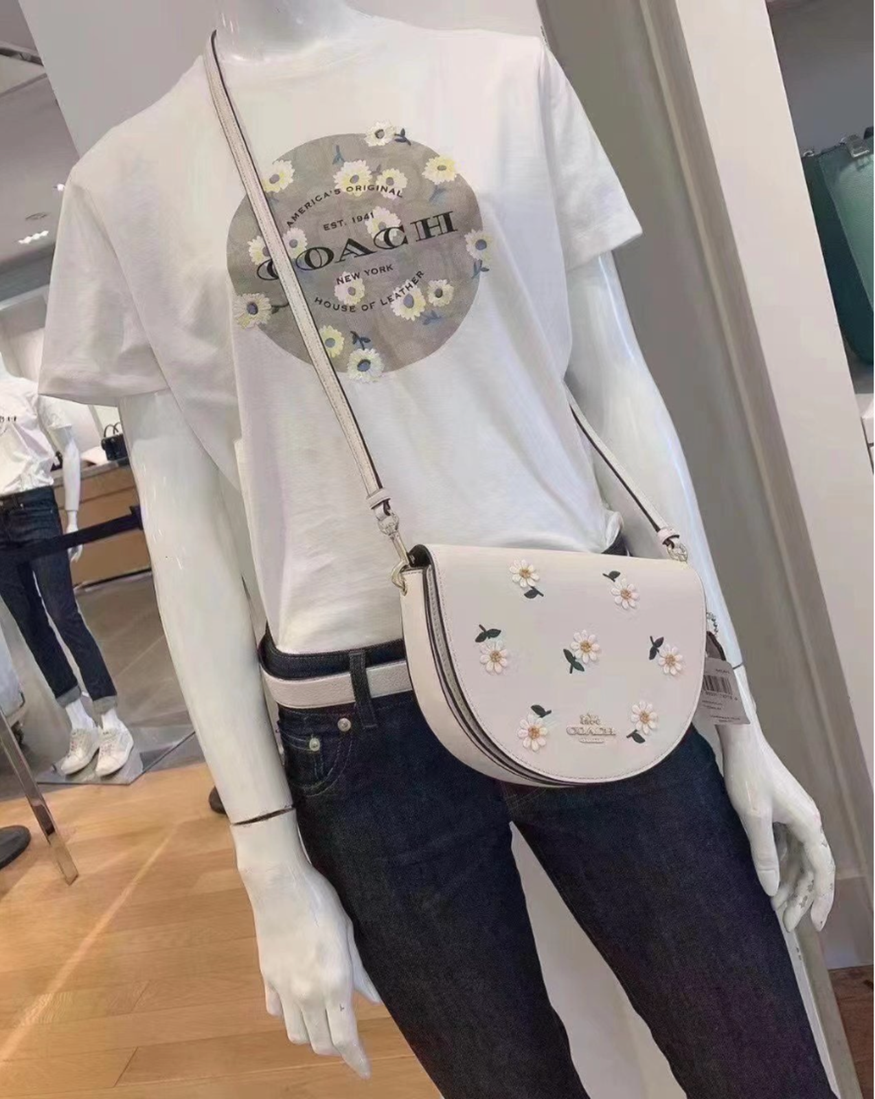 ใหม่ล่าสุด สวยก่อนใครแน่นอนค่า😘COACH ELLEN CROSSBODY WITH DAISY EMBROIDERY((C2863)) 💐พร้อมส่งจำนวนจำกัดค่ะ! กระเป๋าสะพายแบบครอสบอดี้ร์ หนังแท้นิ่มอย่างดีค่ะ 💐ด้านหน้าปักดอกซี่ความหมายดีๆ ละมุนสวยงามมากๆค่ะ เปิดปิดกระเป๋าแบบแม่เหล็ก