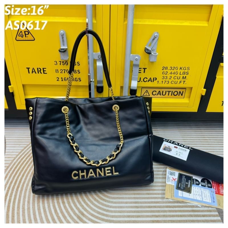 Chanel Tote Leather Bag กระเป๋าทรงโท้ทใบใหญ่ หนังเรียบผิวสัมผัสดีงามน่าหลงใหล อะไหล่สีทองเงางาม ดีไซส์เรียบหรูใช้งานง่าย รุ่นนี้สามารถใช้ได้ทั้งผู้หญิงและผู้ชายน้า