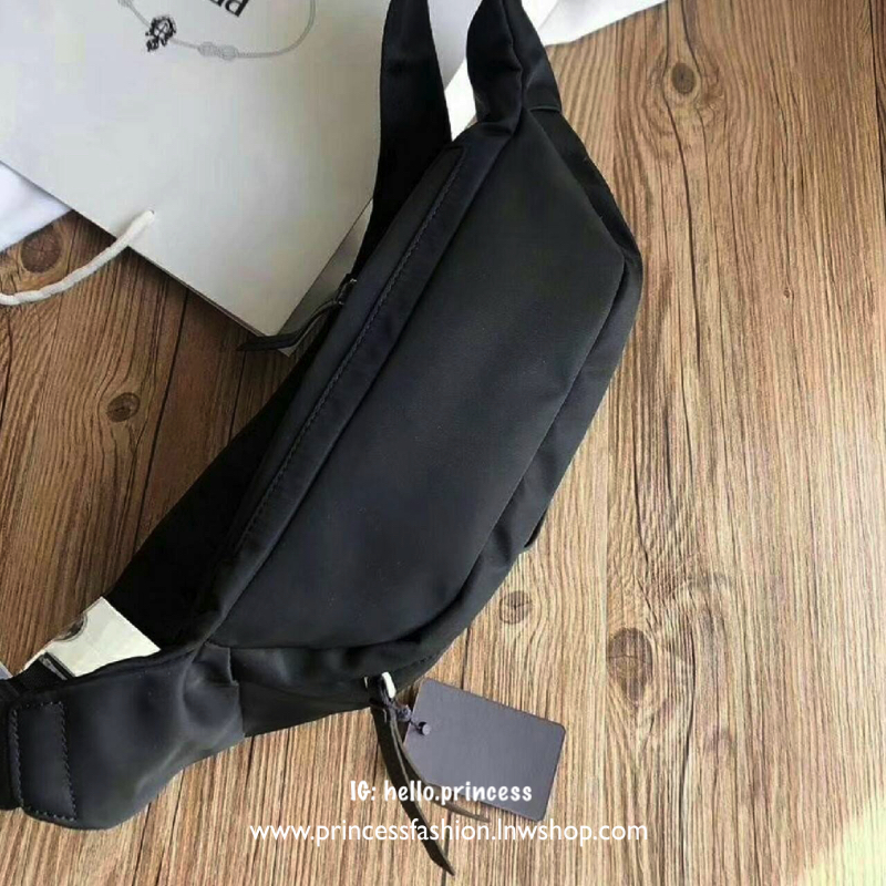 PREMIUM GIFT จากแบรนด์ PRADA ทรงคาดอก เหมาะกับสายStreet มากๆค่ะ ทรงสาย จุของได้เยอะ ไม่ซ้ำใครแน่นอนคะ ด้านหน้ามีช่องซิปแยก อะไหล่สีเงิน ภายในมีป้ายโลหะโลโก้แบรนด์ ใส่กระเป๋าตัง มือถือ บัตร ได้สบายคะ ผู้ชายใช้ได้ ผู้หญิงใช้ดีคะ รุ่นนี้ คอนเฟริม เลยค้าาาา