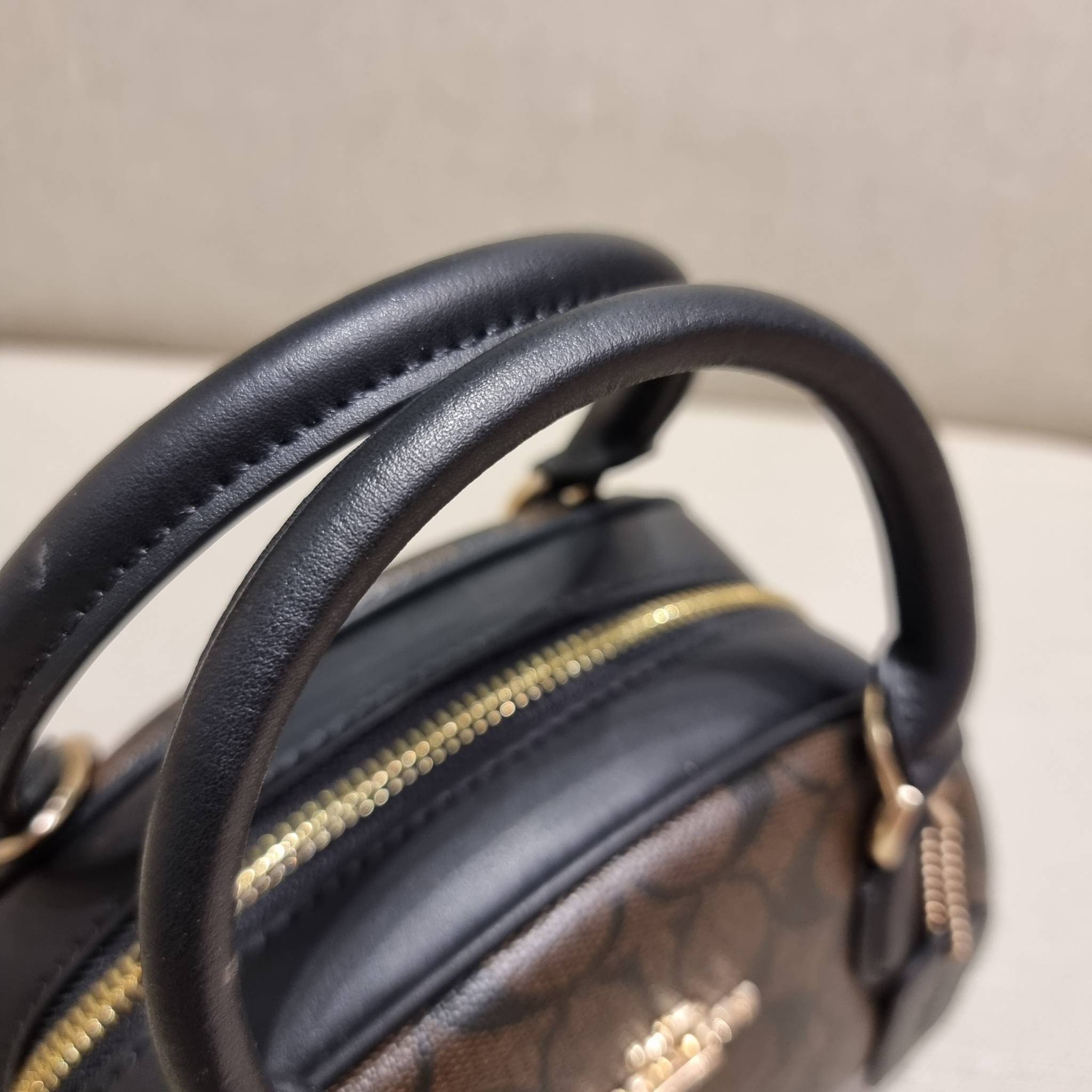 COACH SYDNEY SATCHEL BAG CA202 CA591 CB596 ใหม่ล่าสุด กับคอลที่สาวๆต้องหลงรัก กระเป๋าสะพายทรง satchel ที่มีรูปทรงดึงดูดสายตา สวยแรกเห็น วัสดุหนัง crossgrain พร้อมหูจับในตัว เปิด-ปิดด้วยซิป ภายในโล่งกว้าง ขนาดกำลังดี มีสายครอสให้ ปรับได้ตามชอบ ใบจริงลูกคุณ