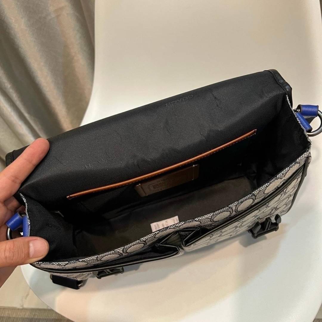 Coach C9158 League Messenger Bag Crossbody Sling Bag ใหม่ล่าสุด คอลที่หนุ่มๆก็ต้องใจละลายไม่แพ้สาวๆ กับกระเป๋าสะพายทรงแมสเซนเจอร์ ดีไซน์ทรงคลาสสิคใช้งานง่าย ดีเทลน้อยแต่มาก!! ดูดีดูแพงเกินเบอร์ไปเลย ภายในเป็นช่องโล่ง มีช่องแยก แบ่งสัดส่วนได้ดีมากๆ มาพร้อม