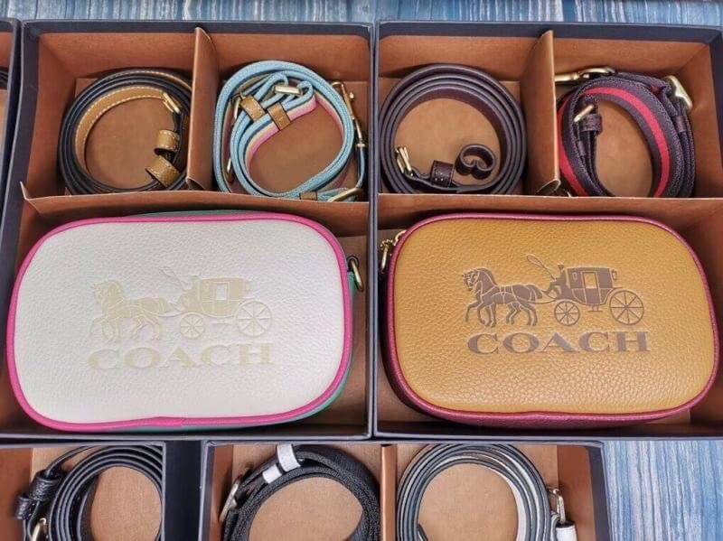 COACH JES CONVERTIBLE BELT BAG IN COLORBLOCK 2IN1 !! กระเป๋าคาดอก/สะพายข้าง ใช้ได้ถึง 2 แบบ!! คุ้มค่ามากที่สุด!! วัสดุหนัง pepble ดีไซน์เรียบ แต่หรู ภายในเป็นช่องโล่ง ใบนี้สาวๆที่ไม่ชอบพกของเยอะ เหมาะมากๆน้า 🙇♀️ ของดีราคาจับต้องได้ ไอเท็มนี