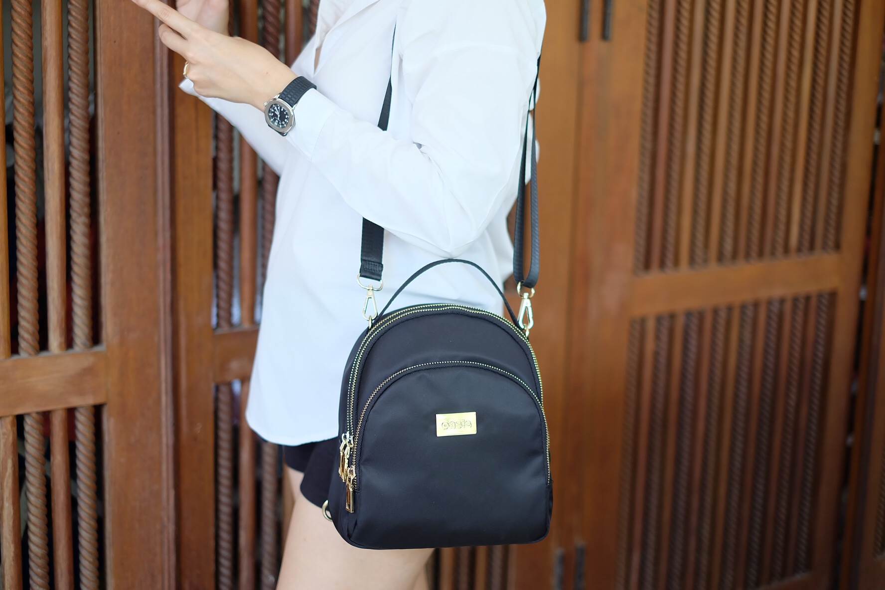 กระเป๋าเป้!!! ทรงน่ารักมากๆๆๆ จากแบรนด์ OASIS รุ่นพิเศษ ช่องซิป 3 ช่องใหญ่ + สายยาวถอดได้ ปรับสะพายได้หลายรูปแบบค่า จุดเด่นที่ >ตัวกระเป๋าทำจากผ้าไนล่อนเนื้อดี >น้ำหนักเบามาก >สายกระเป๋า ถอดปรับ สะพาย หลัง สะพายข้าง ลำตัว หรือ สะพายพาดไหล่ได้คะ &