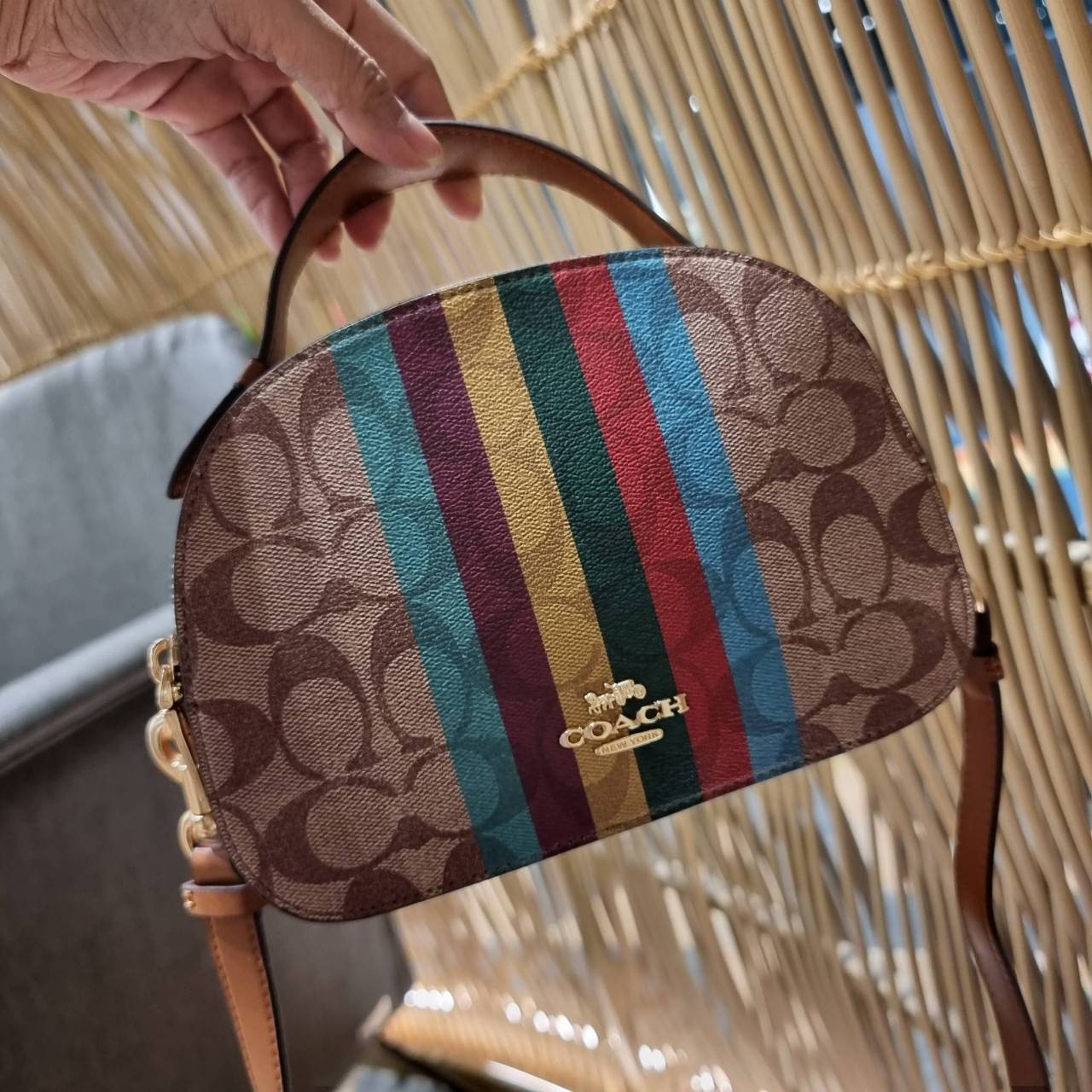 COACH C5642 SERENA SATCHEL IN SIGNATURE CANVAS WITH STRIPE ดีไซน์ stripe ที่แสนจะโดดเด่น กับคอลเลคชั่นยอดฮิต ที่ sold out ไปแล้วในหลายประเทศ!! กระเป๋าสะพายข้างทรงสวย ลุคผู้ดี วัสดุหนังแคนวาสสลับหนังแท้ เปิด-ปิดด้วยซิป 2 ช่องหลัก ภายในเป็นช่องโล่ง เก็บของไ