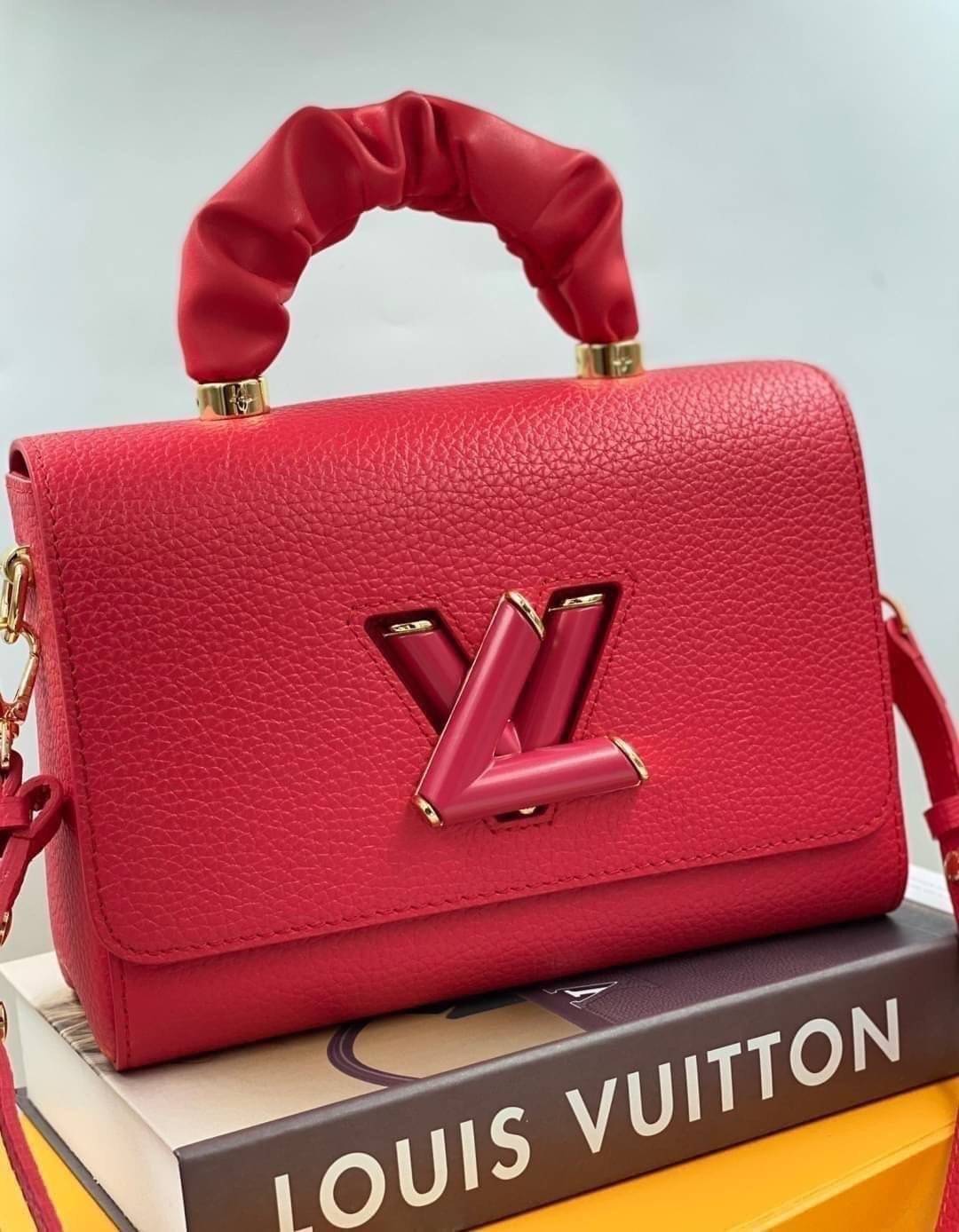หนังแท้ LOUIS VUITTON Scrunchie Twist Bag พร้อมส่งที่ไทย เกรดออรินอลงานหนังแท้ทั้งใบ ภาพสินค้าถ่ายจากงานขายจริง ใช้งานต่างประเทศได้
