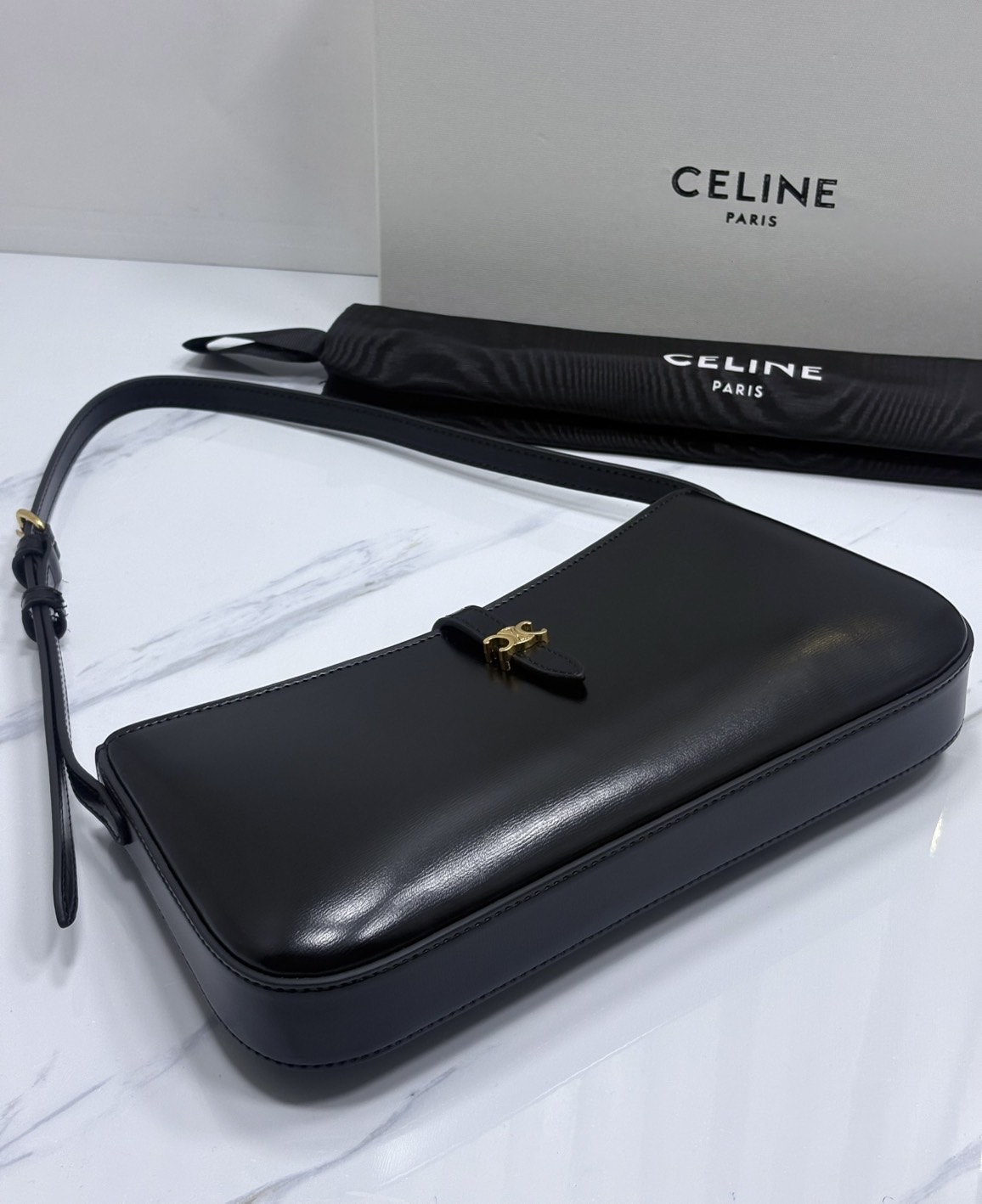 ORI หนังแท้ | CELINE TINA SHOULDER BAG IN Triomphe canvas กระเป๋าสะพายไหล่ทรงพอช ดีไซน์ใหม่ก่อนใคร เรียบง่ายหรูหราลงตัว สไตล์วินเทจลัคชูดูแพงสุดๆ ใช้งานได้หลากหลายโอกาส ขนาดกำลังดีพาพาสะดวก