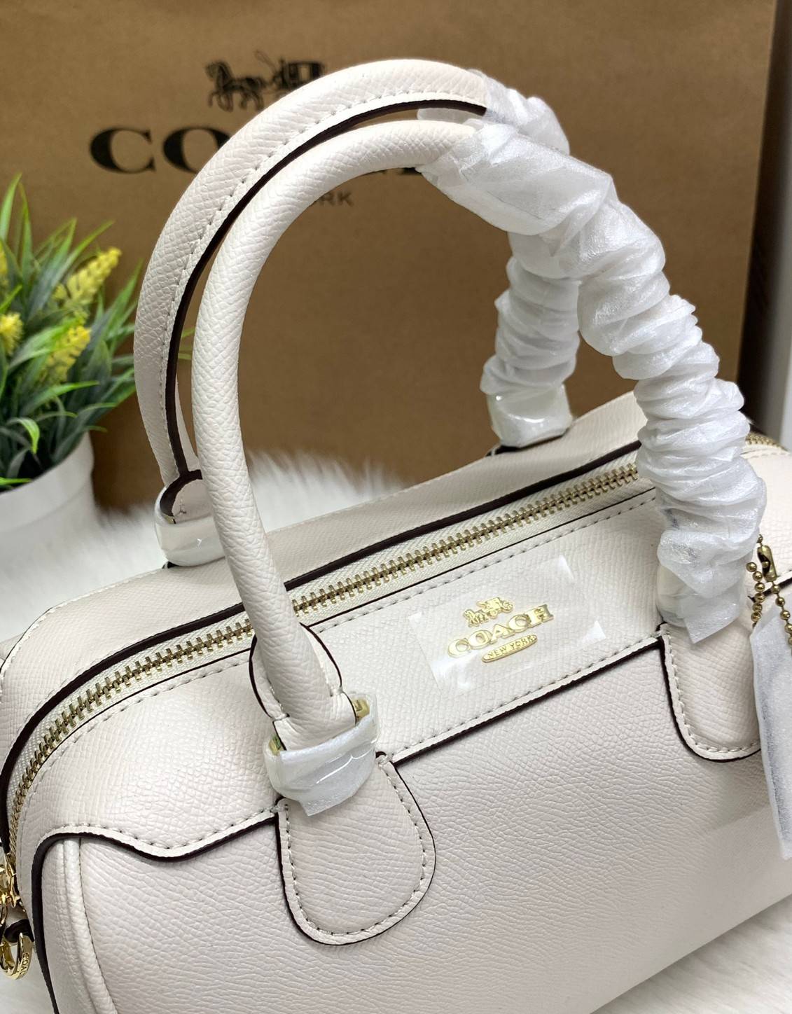 รุ่นอะไหล่ทองเข้าแล้วจ้าา ห้ามพลาดค่ะ Coach Bennett Boston Bag in Crossgrain Leather ((32202)) พร้อมส่ง รุ่นที่สาวๆหลายๆคนถามถึงกันค่า! กระเป๋าทรงหมอน หนังแท้ ลายหนังสวยมากค่ะ ไม่ว่ายุคไหนๆก็สวย ดูดี ทรงฮิตในตำนานค่ะ ✔️อะไหล่ทองหรูสวย เปิดปิดกระเป๋