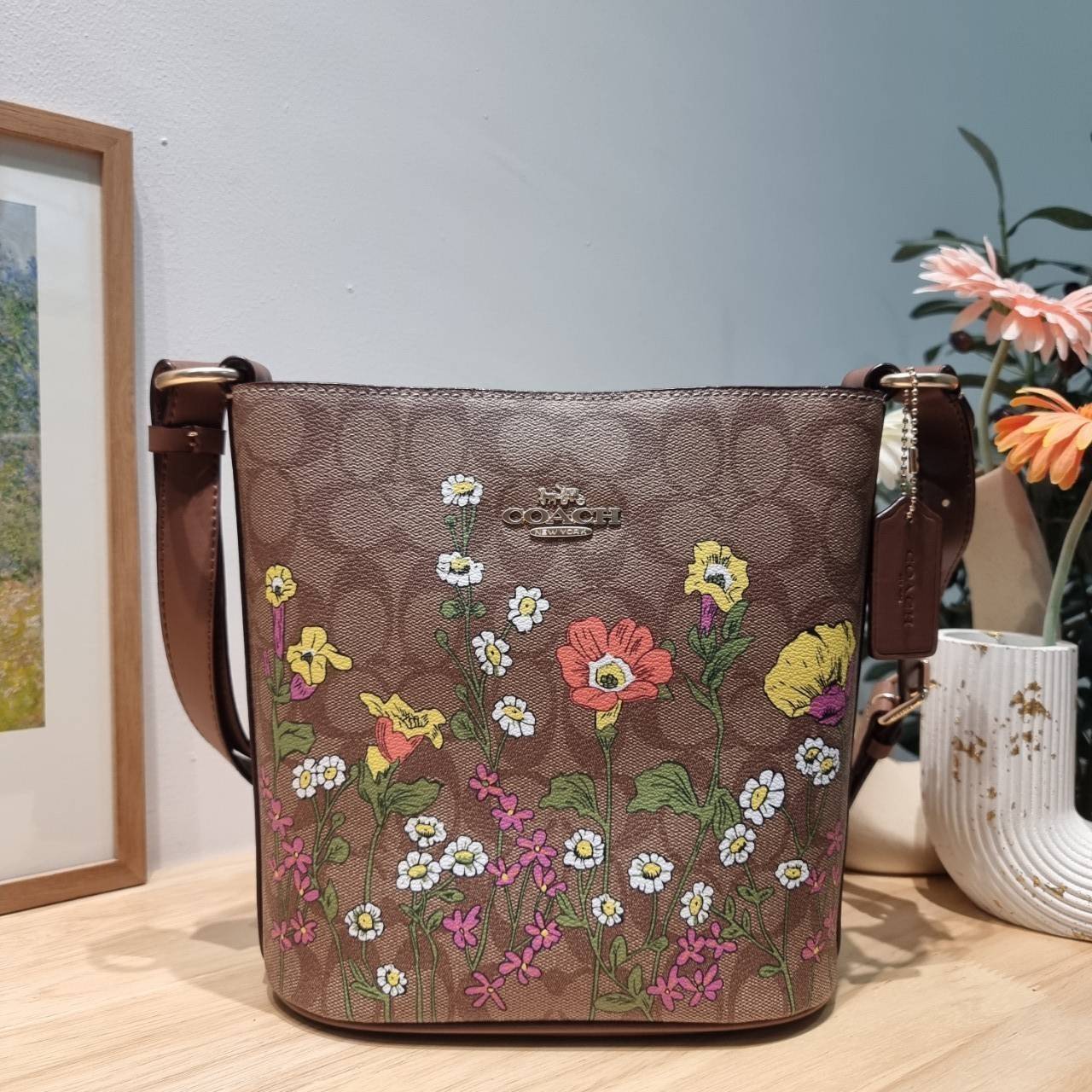 COACH CR155 SOPHIE BUCKET BAG IN SIGNATURE CANVAS WITH FLORAL PRINT กระเป๋าทรงบัคเก็ต ที่มีดีไซน์ลวดลายดอกไม้น่ารักน่าใช้ เกรดท็อปออริ 1:1 สลับแท้