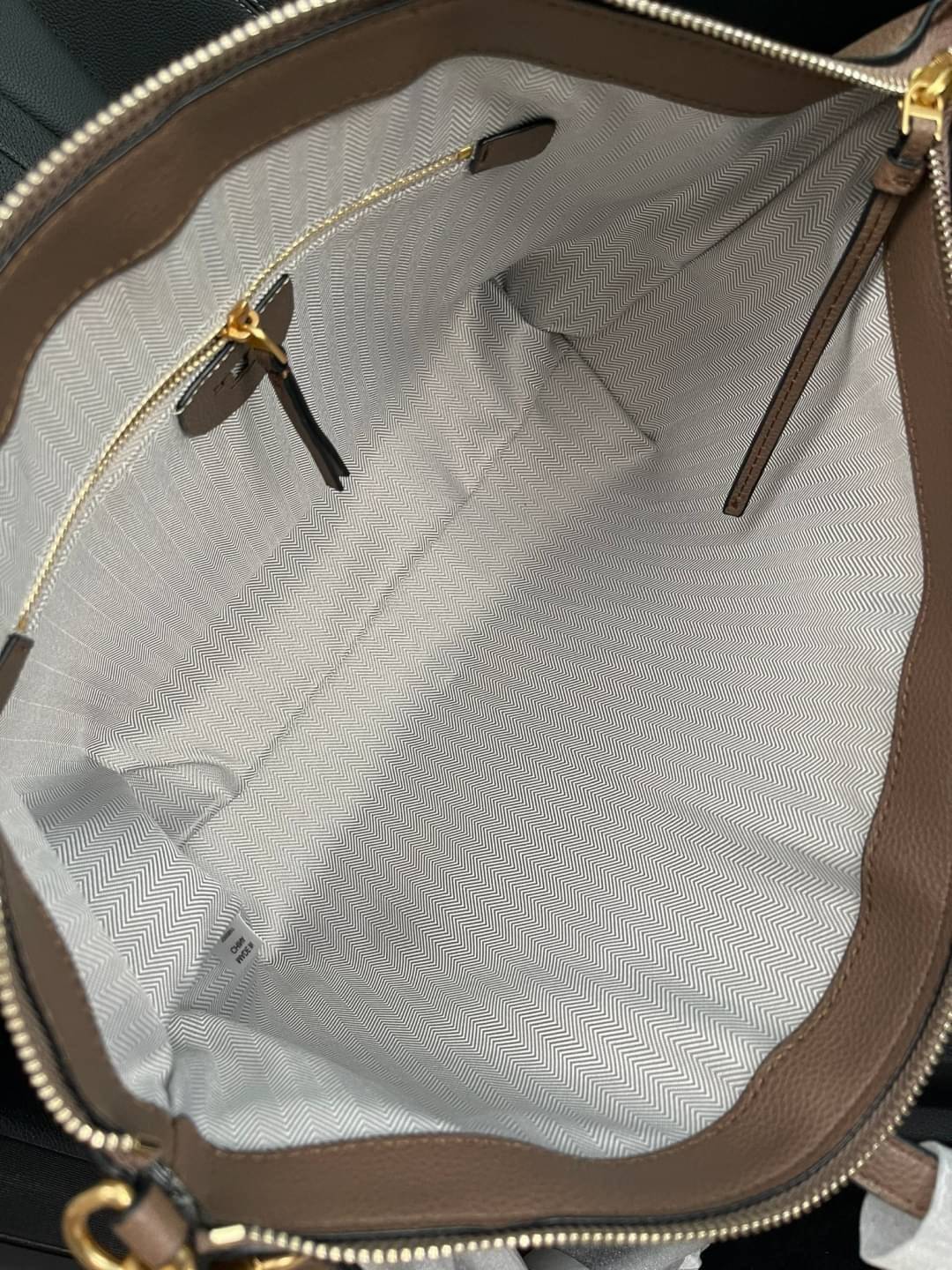 ของแท้ 💯% 】Tory Burch McGraw Top-Zip Satchel เรียกได้ว่าใบเดียวก็เอาอยู่ สำหรับสาวๆที่ชอบทรง Tote Bags และ Crossbody Bags ใบนี้ตอบโจทย์ได้ดี โทนสีเรียบง่ายแต่แฝงไปด้วยความดูดี สุขุมและเป็นผู้ใหญ่