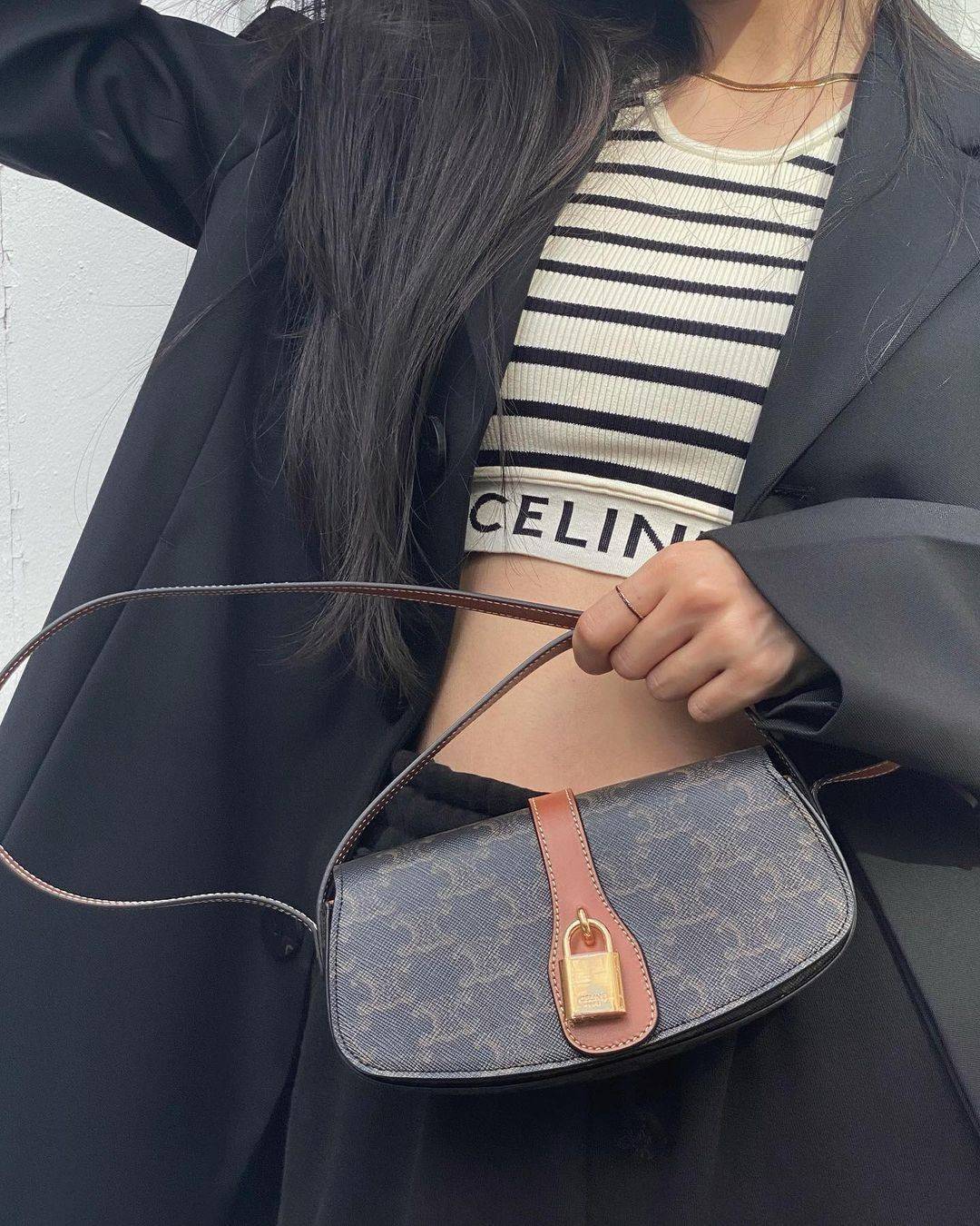 CELINE MINI CROSSBODY BAG VIP GIFT WITH PURCHASE (GWP) กระเป๋าพรีเมี่ยมกิ๊ฟ Limited Edition จาก CELINE PARFUME DUTYFREE COUNTER วัสดุ TRIOMPHE CANVAS ดีไซน์สุดคลาสสิคเปิดปิดด้วยฝาปิดแม่เหล็ก ด้านหน้าตกแต่งด้วยแม่กุญเเจแบรนด์สามารถใช้งานจริงได้ ภายในโล่งมี