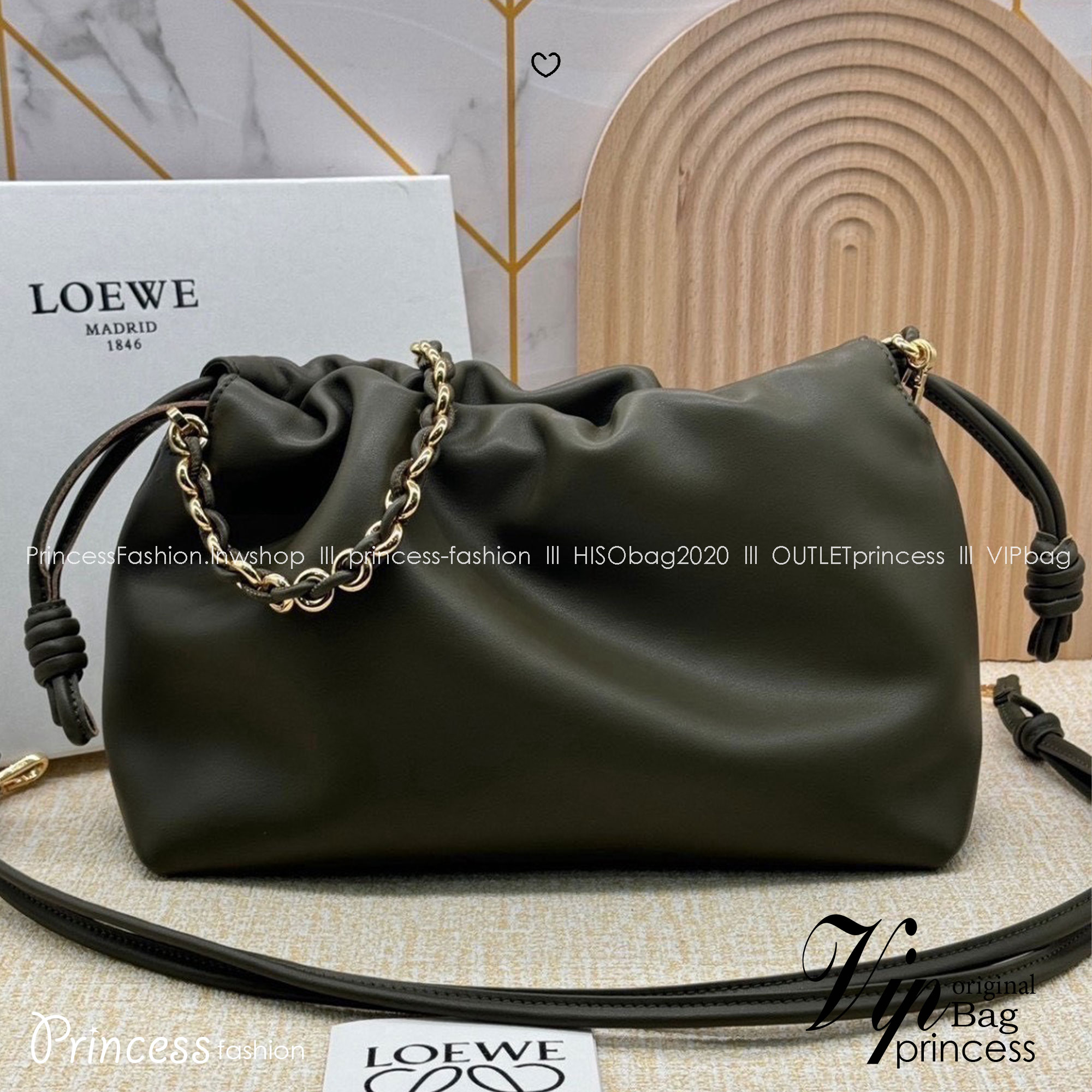 ORI หนังแท้ | Medium Loewe Flamenco purse in mellow nappa leather 30cm กระเป๋าสะพายทรงคลัช เรียบหรูดูแพง เรียบง่ายใช้งานสะดวก หนังแนปป้าให้สัมผัสนุ่มสบายผิว มาพร้อมสายสะพายร้อยห่วงหรูหรา