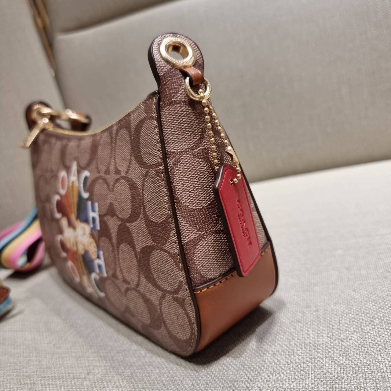 COACH C7264 C6823 C6817 JES BAGUETTE IN SIGNATURE CANVAS คอลเลคชั่นใหม่ล่าสุด พร้อมเสิร์ฟความสวยถึงบ้านเช่นเคย!! กระเป๋าสะพายทรงบาแกตต์ ดีไซน์ย้อนยุค ที่แอบแฝงความเรียบหรูดูแพงอยู่ในตัว โดดเด่นด้วยสายสะพายเส้นใหญ่ โทนสีคอนทราส ทำให้ไอเท็มนี้ดูมีลูกเล่นมาก