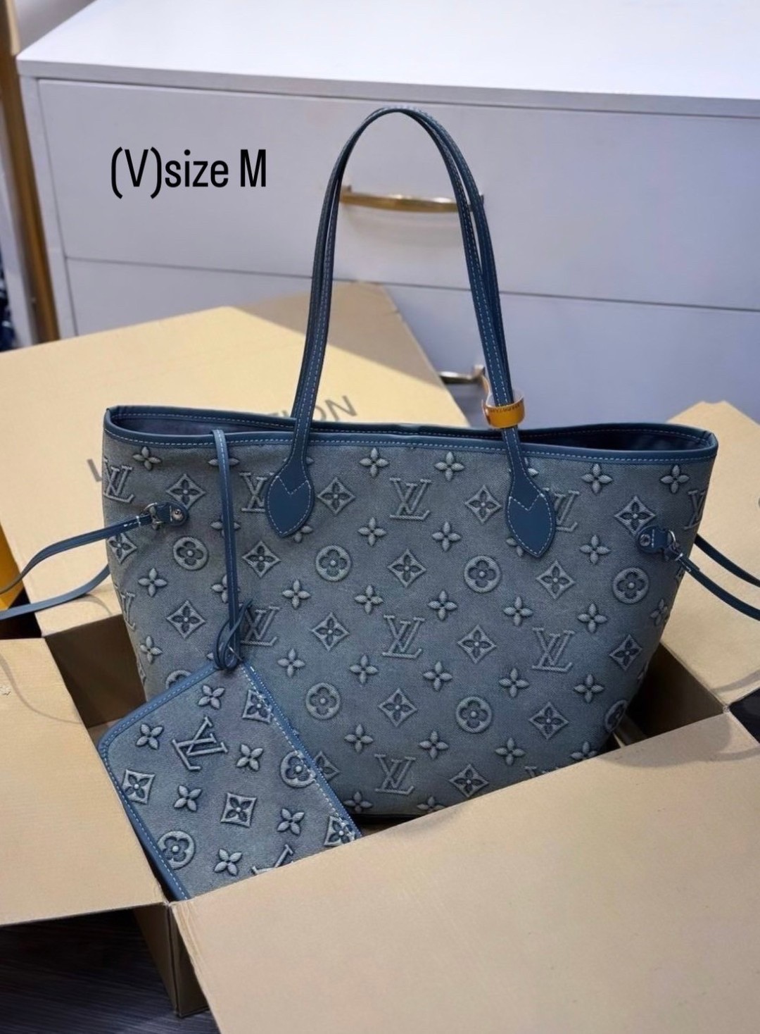 LV Neverfull Denim Tote Bag กระเป๋าสะพายทรงโท้ทเดนิมลายโมโนแกรมปั้มนูนคมชัดสวยหรูลัคชู ลวดลายเอกลักษณ์สวยโดดเด่น พร้อมใบเล็กเข้าชุด