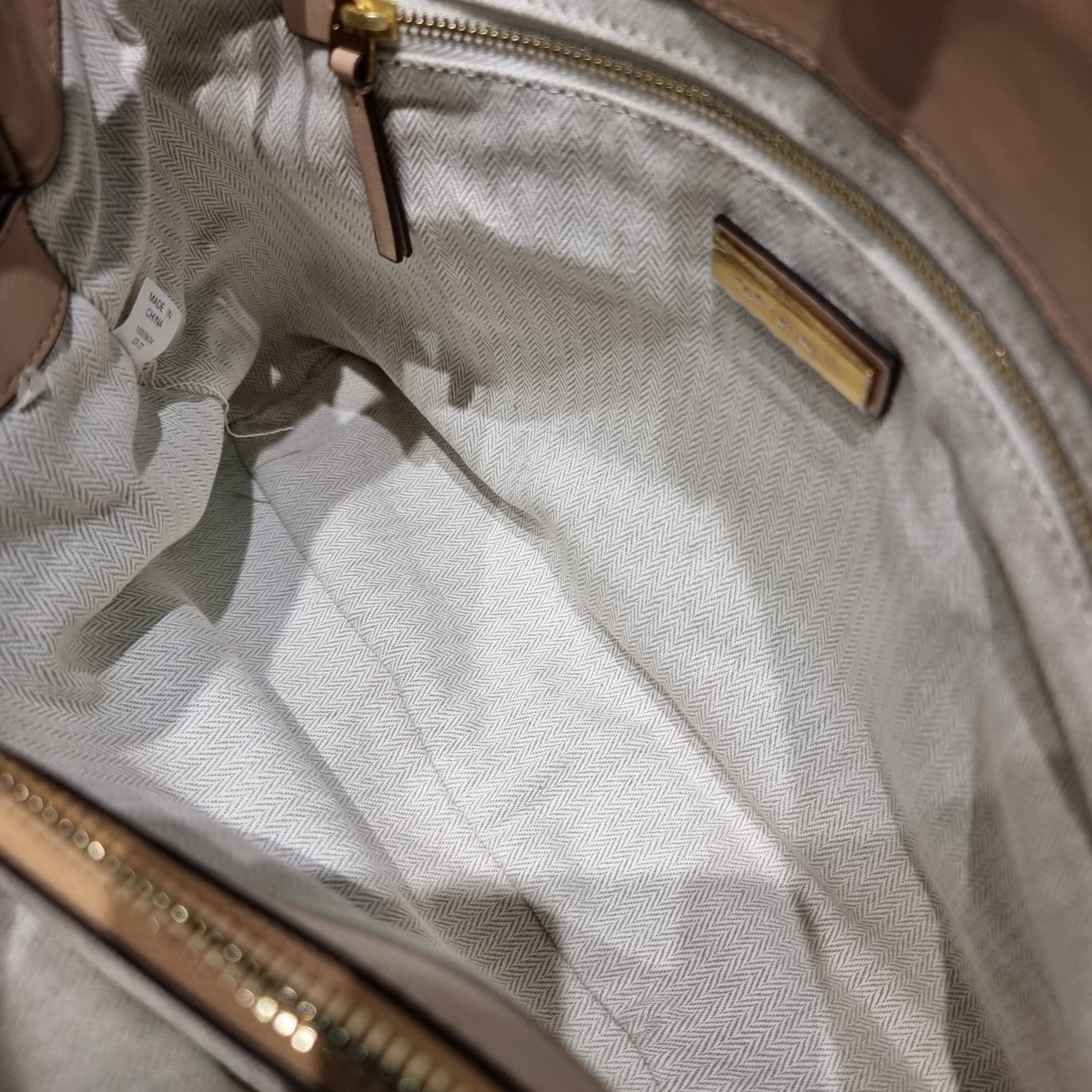 TORY BURCH KIRA CHEVRON TOTE กระเป๋าสะพายรุ่นที่ใครๆก็ต้องมี กับทรงโท้ทไซส์ใหญ่ ใช้ยังไงก็ดูหรู ดีไซน์เฉพาะตัว วัสดุหนังสัมผัสนิ่ม