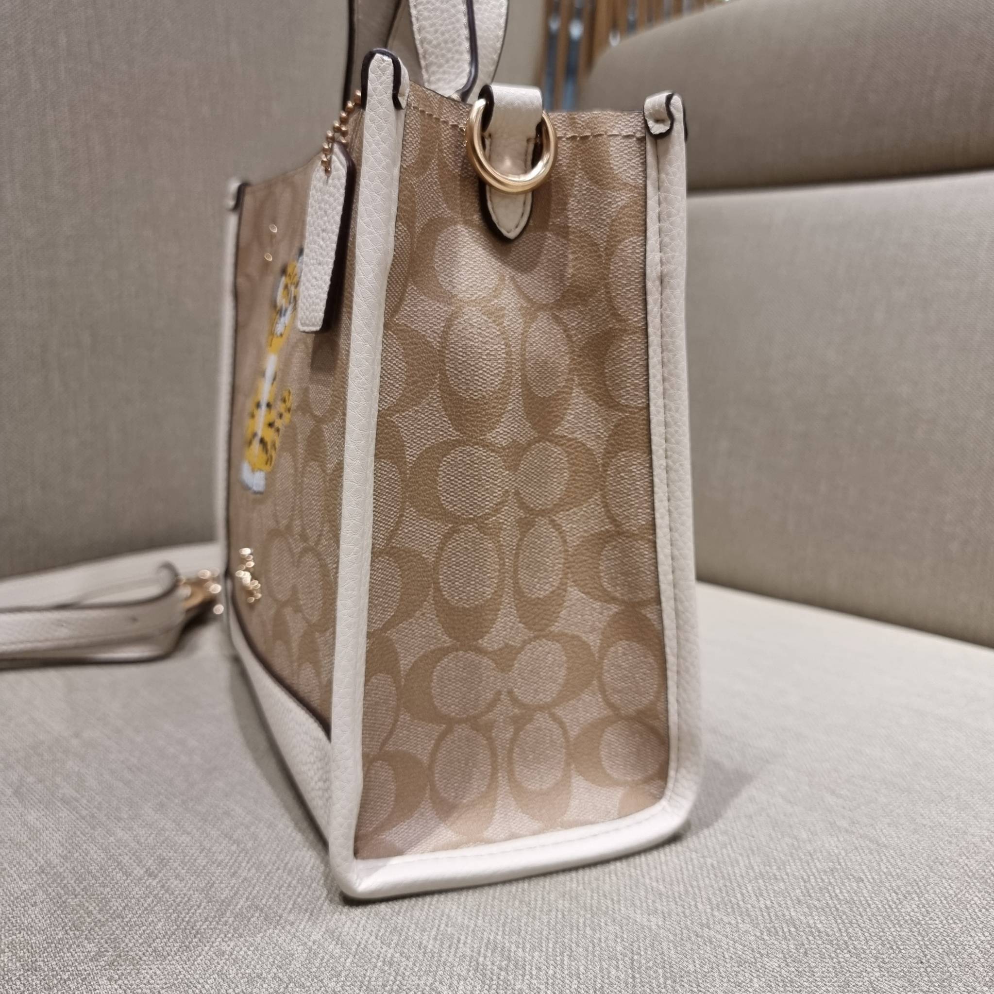COACH C7001 DEMPSEY TOTE 22 IN SIGNATURE CANVAS WITH TIGER 🐯🐯 คอลเลคชั่นฉลองปีเสือต้องมาจ้า กับรุ่นคลาสสิค กระเป๋าทรงโท้ท ขนาดน่ารักน่าใช้มากๆ ดีไซน์น้องเสือจิ้มลิ้มดึงดูดสายตามากๆ ฟังก์ชั่นการใช้งานสะดวก มีทั้งสายคล้องในตัว และสายครอสบอดี
