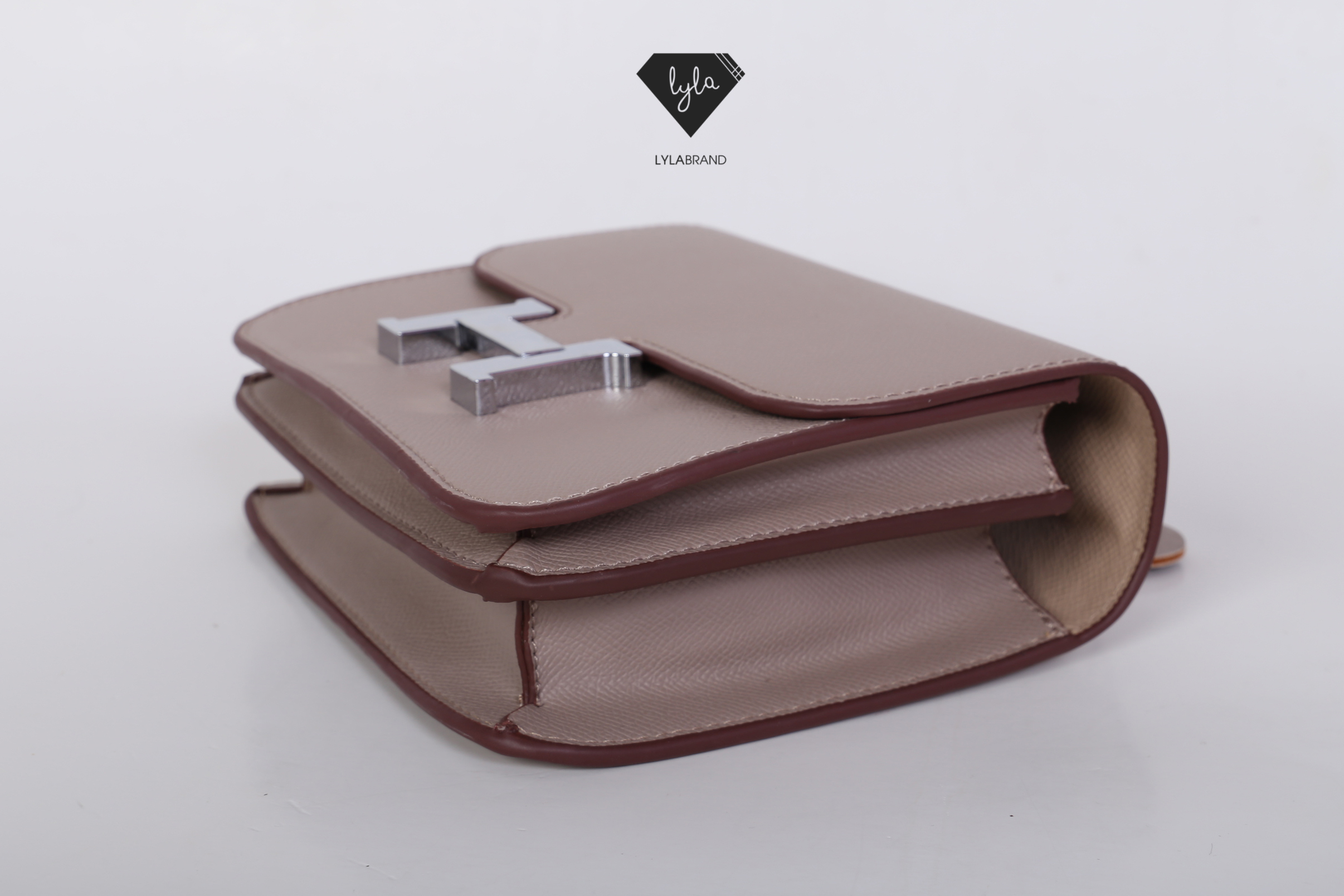 LYLABRAND🔔 Constance ไซต์ 18 สุดฮอต รุ่นนี้หนัง Epsom , PU top premium นะคะ หนังดีเลอค่าน่าสอยมากกก บอกคำเดียวเลยว่าเด็ดสุด !! เหมือนหนังแท้เบอสุดค่ะคูณผู้หญิง ลูกค้าเก่าน่าจะทราบกันดีอยู่แล้วว่าคุณภาพของร้านนี้ต้องมาเป็นอันดับหนึ่งเท่านั้น อิอิ ม