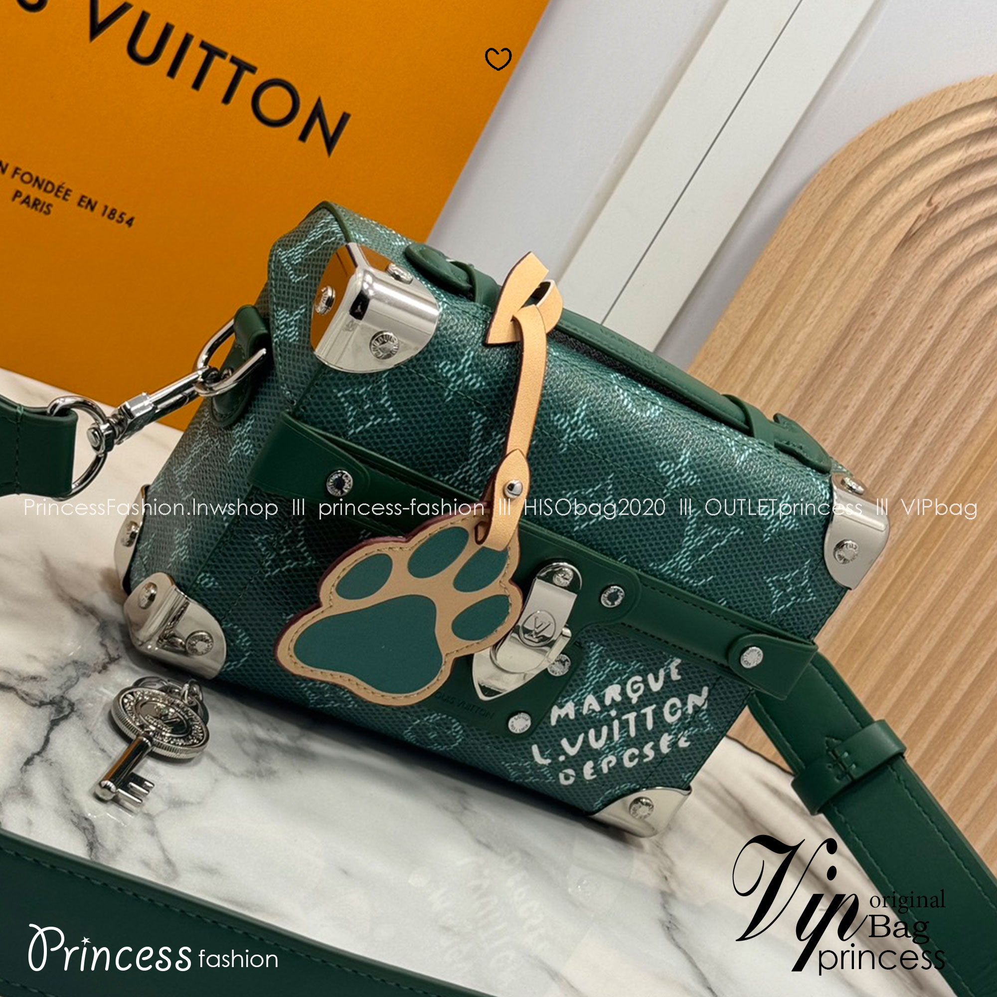 LV Soul Trunk Monogram Heritage Canvas Bag กระเป๋าสะพายทรงกล่องสีเขียวสดใส รุ่นใหม่สุดไอคอนิก มาพร้อมชาร์มห้อยรูปอุ้งเท้าน้องหมาน่ารักโดดเด่นน่ารักมากๆ สะพายข้างชิคๆ พร้อมตอบรับได้ทุกลุค ทุกสไตล์ไปเลยจ้า