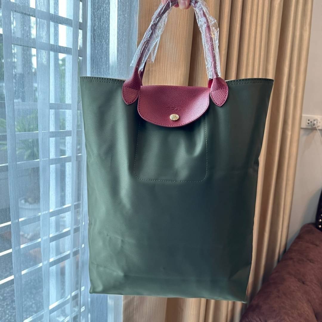 LONGCHAMP LE PLIAGE RE-PLAY TOP HANDLE BAG สินค้ารุ่นลิมิเต็ด collection สุดปัง ซื้อใบเดียวเหมือนได้2 ใบ กระเป๋าสะพายแนวตั้งที่กว้างขวาง มีเอกลักษณ์เฉพาะตัวแต่มีดีไซน์ที่น่าดึงดูด
