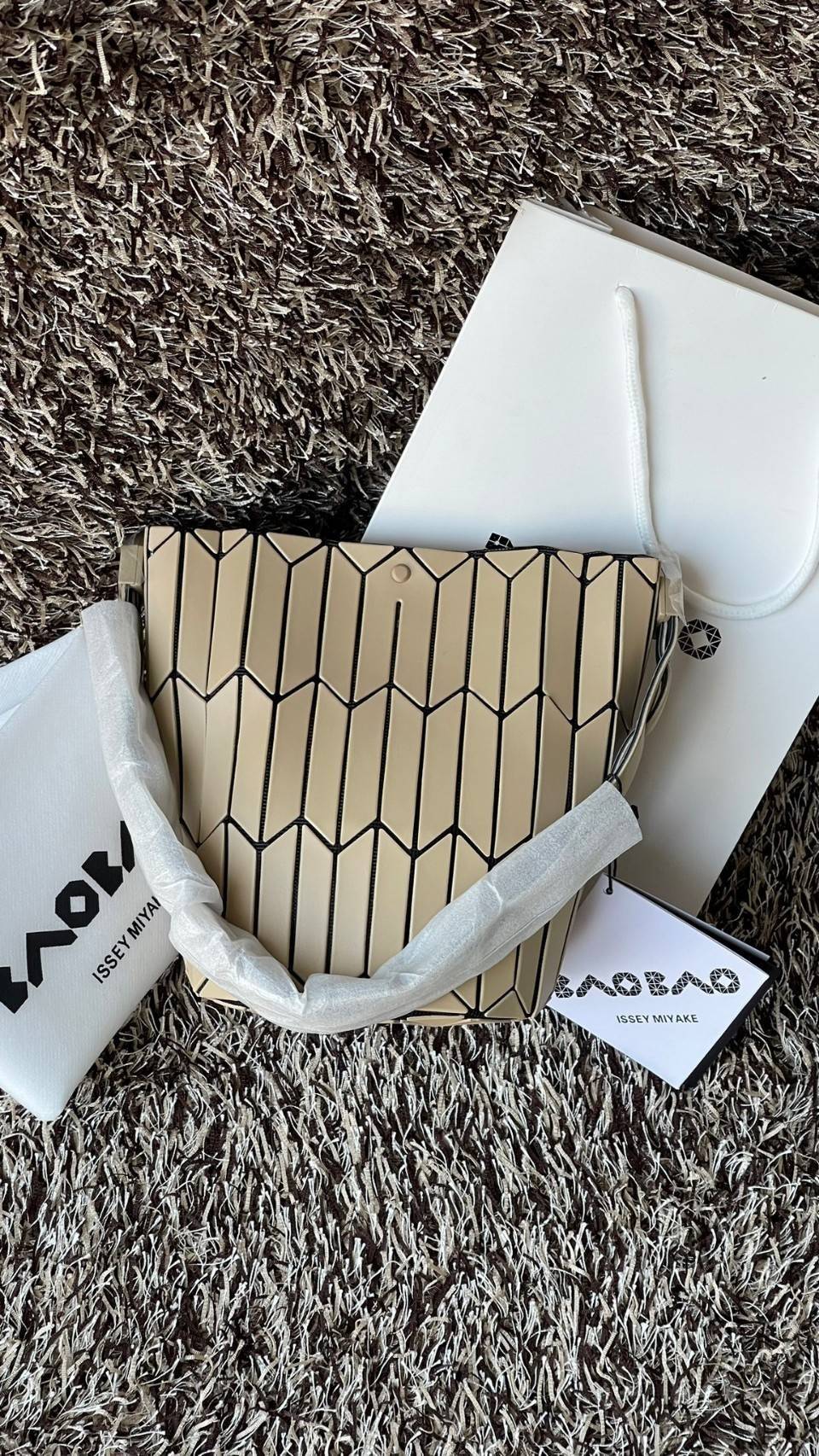 small : BAO BAO ISSEY MIYAKE SMALL BUCKET เป็นกระเป๋าบัคเก็ตขนาดเล็กสามารถใช้ใส่กระเป๋าสตางค์และโทรศัพท์มือถือได้ ซีรีย์ใหม่นี้มีจุดเด่นที่แผ่นรูปทรงสี่เหลี่ยมด้านขนานในแนวตั้ง เกิดเป็นรูปทรงสามมิติ