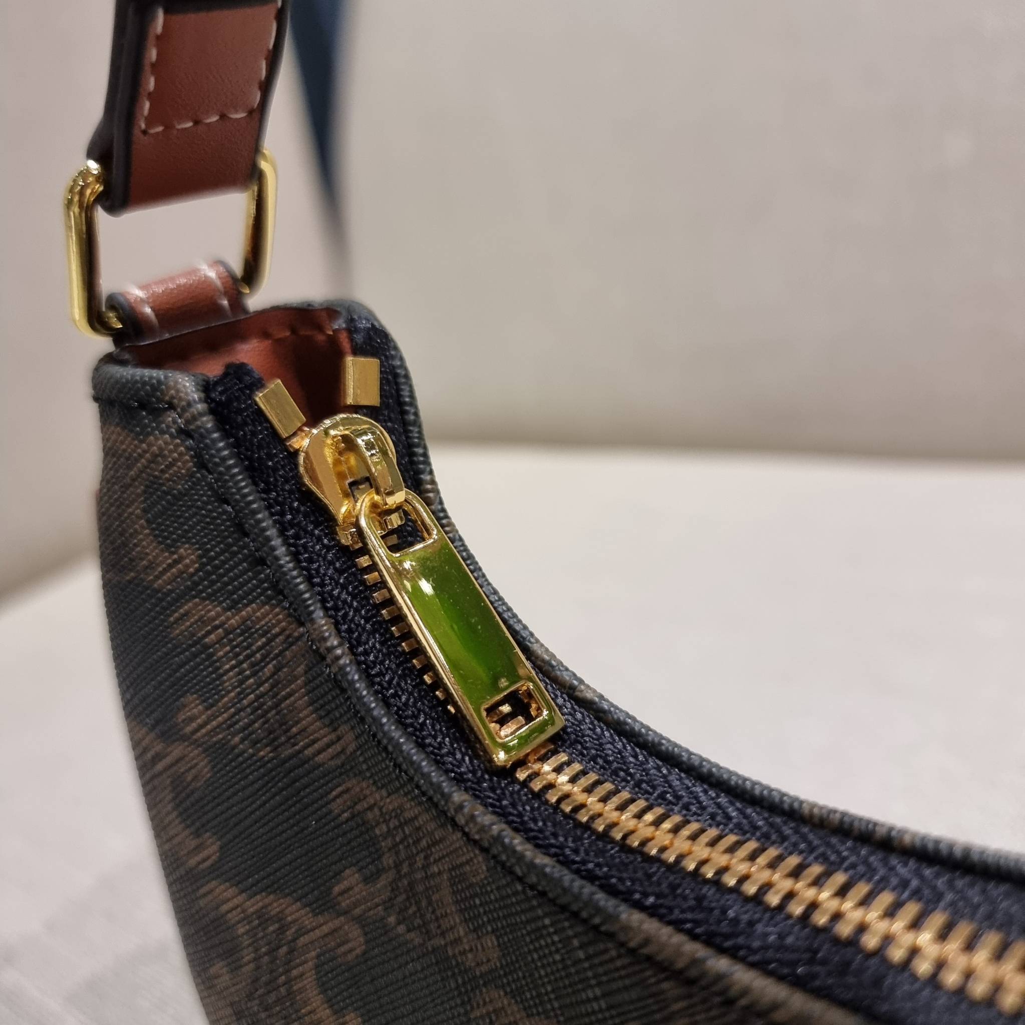 CELINE MINI AVA IN TRIOMPHE CANVAS AND CALFSKIN สวยเกินต้านกับน้องมินิ รุ่นสุดปัง ที่ใครเห็นก็ต้องว้าว กับกระเป๋าสะพายไหล่ ไซส์มินิ น้องน่ารักม้ากกก!! ไม่ไหว!! รูปทรงที่ไม่เหมือนใคร ใช้งานง่าย วัสดุหนังแคนวาสตัดสลับหนังแท้ สวยลงตัว รูดเปิด-ปิดด้วยซิป สายส