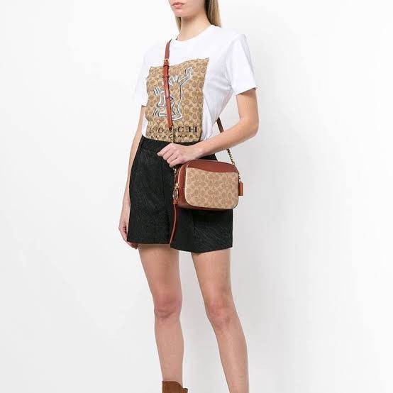 COACH CROSSBODY BOX BAG กระเป๋าสะพายข้าง crossbody วัสดุหนัง pvc. หนังนิ่ม คุณภาพดี ลาย signature brand ตัดขอบหนัง ด้านหน้า/ หลังมีช่องเเล็ก เปิดปิดกระเป๋าแบบซิป ภายในกว้าง ใส่ wallet ขนาดกลาง มือถือได้ทุกรุ่น และของใช้จุกจิกได้ พร้อมสายสะพายแบบโซ่ต่อหนัง