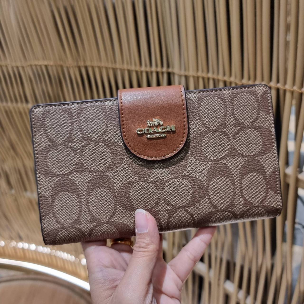 พร้อมส่ง 7 สี COACH C2874 TECH WALLET IN COLORBLOCK SIGNATURE CANVAS จัดให้สีใหม่ก่อนใคร!! ดีไซน์ใหม่ คอลเลคชั่นสวยหรู กระเป๋าสตางค์พร้อมสายคล้องมือ ง่ายต่อชีวิตมากจ้า!! มันดีอะไรเบอร์นี้ ใส่ได้ทั้งบัตร และโทรศัพท์ก็ใส่ได้ทุกรุ่น แถมยังมีช่องซิปแยกไปอีก ช