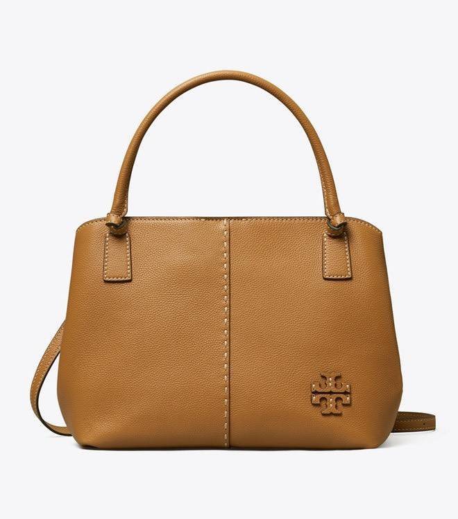 TORY BURCH Mcgraw Satchel Tote Bag (Size L) กระเป๋าถือ/สะพาย Crossbody วัสดุหนังลูกวัวแท้ 100% ด้านหน้าประดับโลโก้หนัง ตัดเป็นรูปตัว T สัญลักษณ์แบรนด์ ตัวกระเป๋าเดินด้ายเล่นลายเพิ่มลูกเล่น เพื่อความเก๋!!