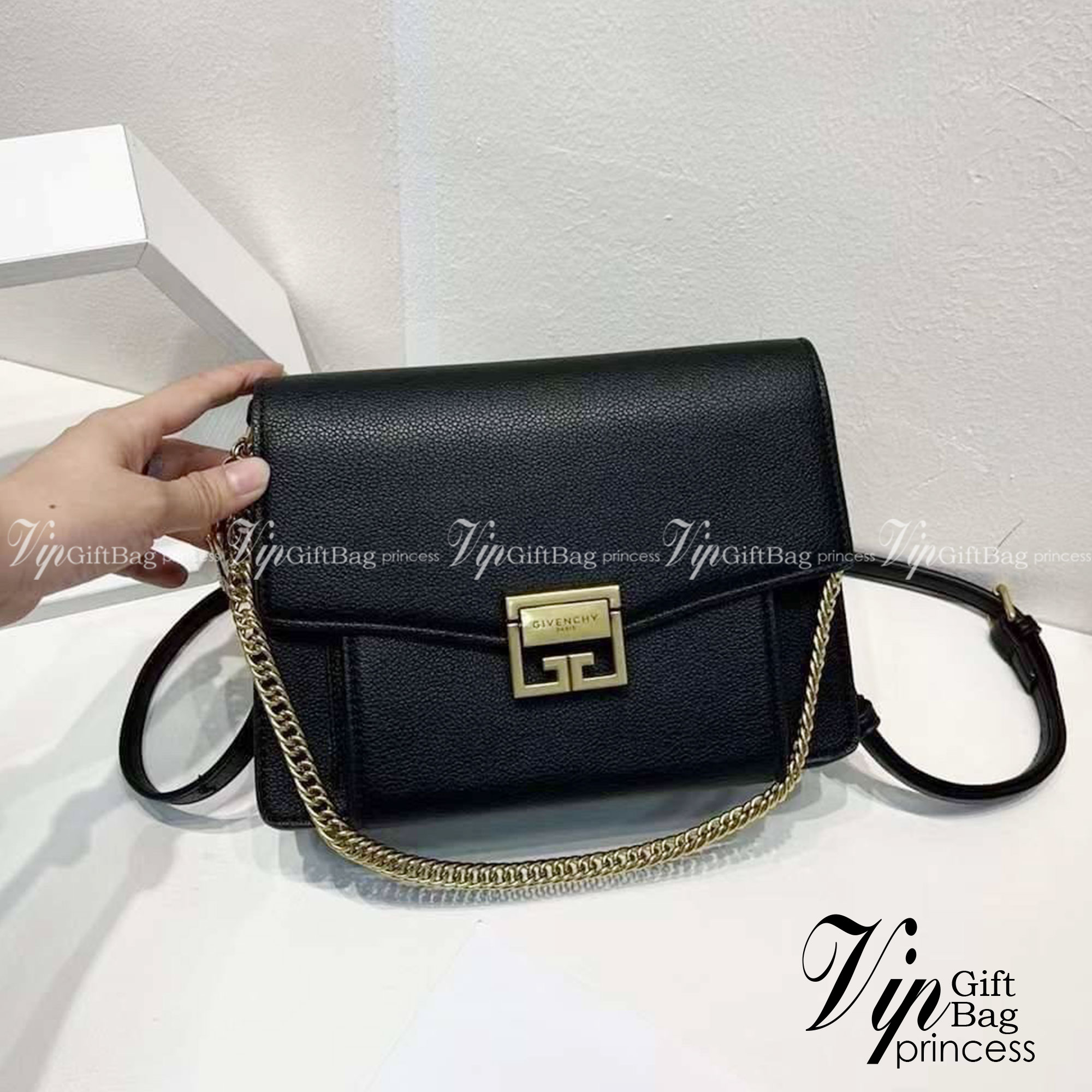 Givenchy GV3 Small Leather 25cm รุ่นยอดนิยม กระเป๋าสะพายหนัง เปิดหน้า อะไหล่ทอง งานสวยเป๊ะอะไหล่ปั้มทุกจุดสวยหรู ดูเป็นคนมีเทสดีเลยค่าา ดีไซน์คือสวยมีคลาส มีระดับสุดๆ พร้อมสายโซ่อะไหล่ทอง ละมุนตามากค่าา