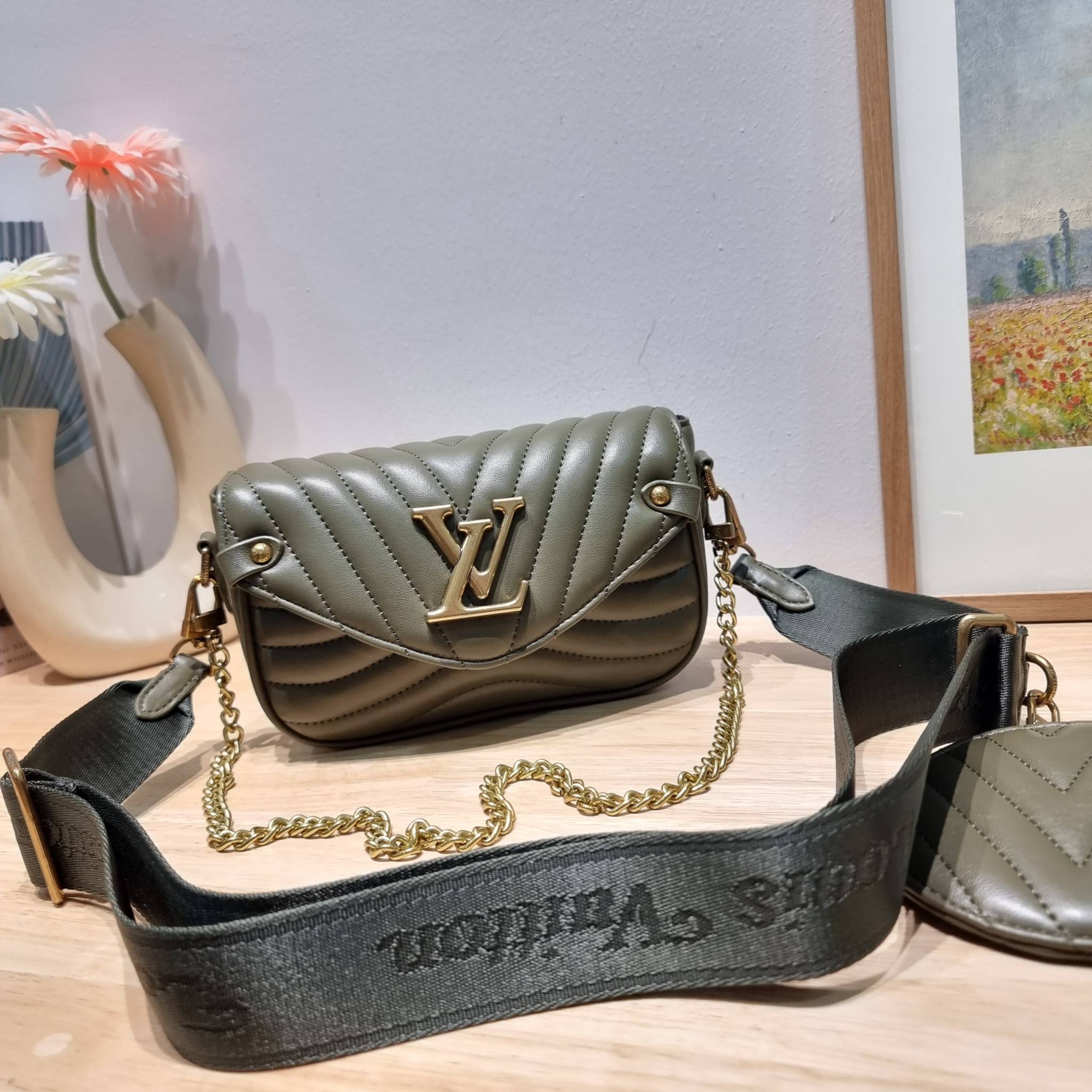LV new wave pochette multi bag กระเป๋าสะพายมัลติฟังก์ชั่น มาพร้อม box set รับรองว่าดีงาม ลูกเล่นคลาสสิคผสานความวินเทจ มีสายสะพายให้ 2 เส้น และกระเป๋าใบลูก เล็กน่ารัก