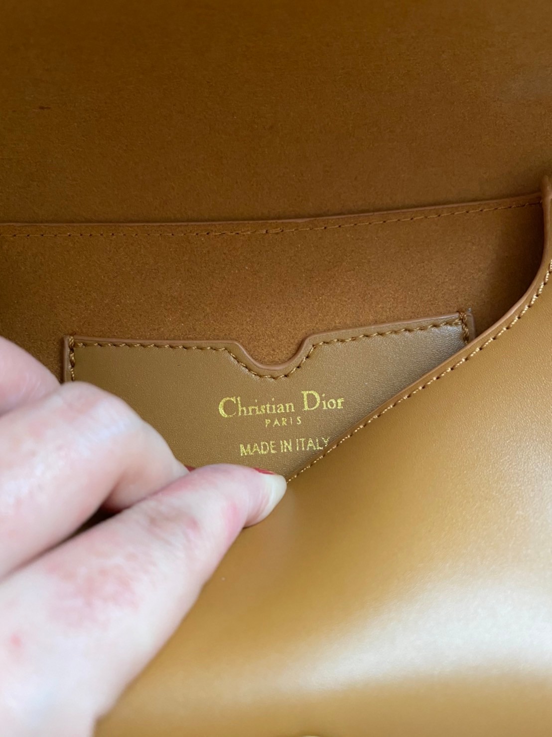 หนังแท้ DIOR BOBBY EAST-WEST BAG พร้อมส่งที่ไทย งานหนังแท้ทั้งใบเกรดออริจินอล ภาพสินค้าถ่ายจากงานขายจริง ใช้งานต่างประเทศได้ รุ่นใหม่ในฤดูกาลนี้ เพิ่มความทันสมัยให้กับซิลลูเอทของ Hobo ผ่านเส้นสายที่สง่างามและสัดส่วนที่กลมกลืนกัน สไตล์หนังลูกวัว โดดเด่นด้ว