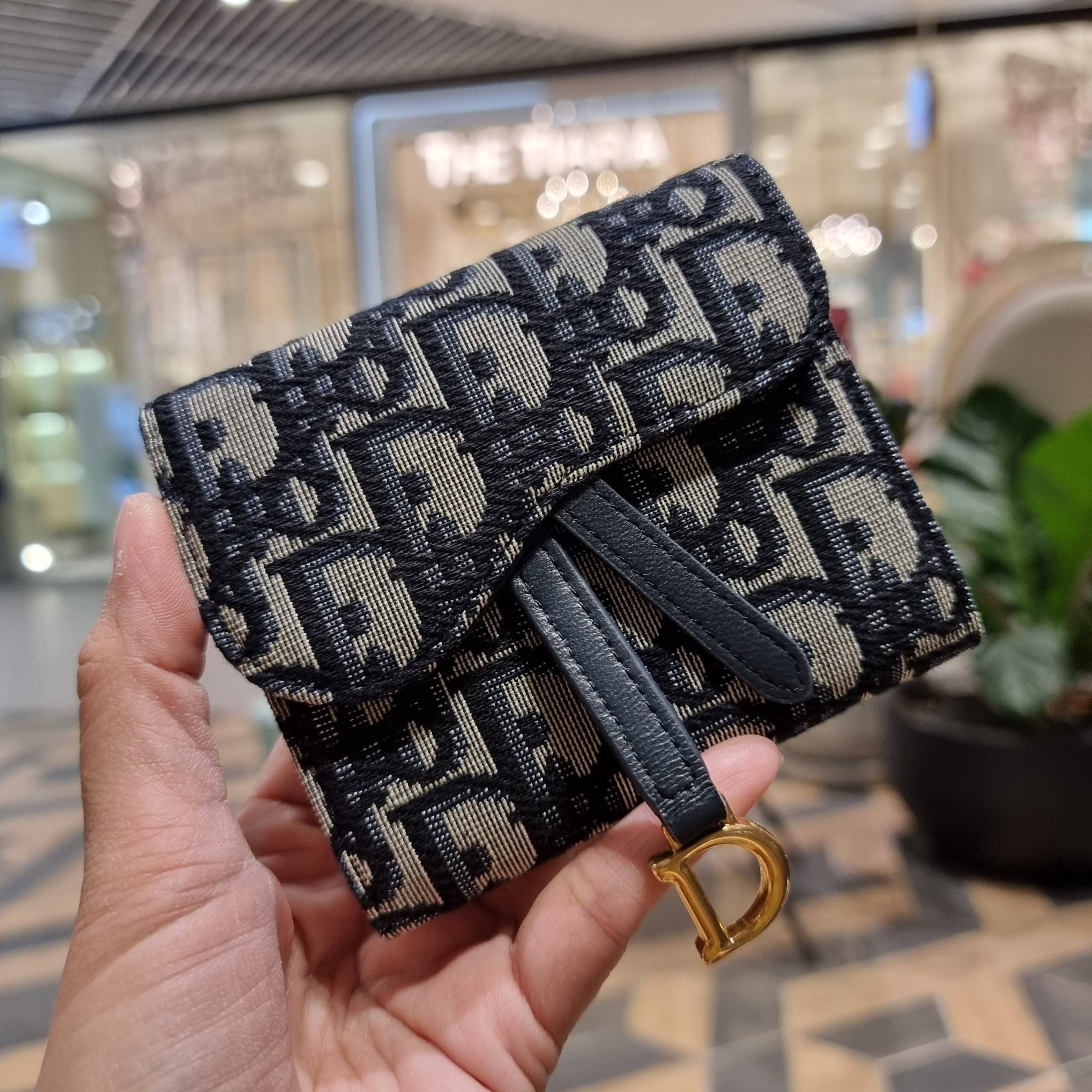 VIP 】CD MULTI WALLET WITH GWP กระเป๋าสตางค์ขนาดเหมาะมือ กะทัดรัดไม่กินพื้นที่ พรีเมี่ยมกิ๊ฟจากเคาน์เตอร์ ดีไซน์แบบพับ ใช้งานง่าย สวยน่ารักน่าใช้ตรงโลโก้ห้อย วัสดุผ้าแคนวาสปักลาย สลับหนังแท้ภายใน ภายในมีช่องใส่บัตร ใส่ธนบัตรได้ สะดวกใช้มากๆ มาพร้อม box set