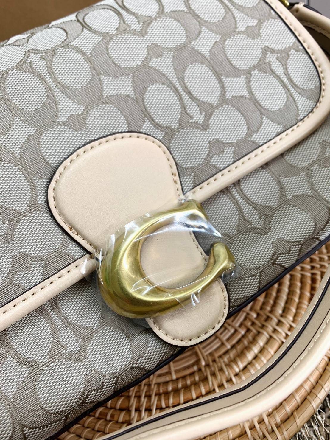 สวย คลาสสิคมากๆจ้าา COACH SOFT TABBY EUROPEAN CLASSIC UPGRADE PORTABLE BAG((C4821)) พร้อมส่งทันทีค่ะ สินค้าออกใหม่!! กระเป๋าหิ้ว//สะพายข้างได้ สุดคุ้ม! วัสดุ jacquard+หนังแท้ ได้สวยงาม คลาสสิคมากๆค่ะ น้ำหนักเบา เปิดปิดแบบกระดุมแม่เหล็กเป็นอะไหล่โลโก้แบรนด