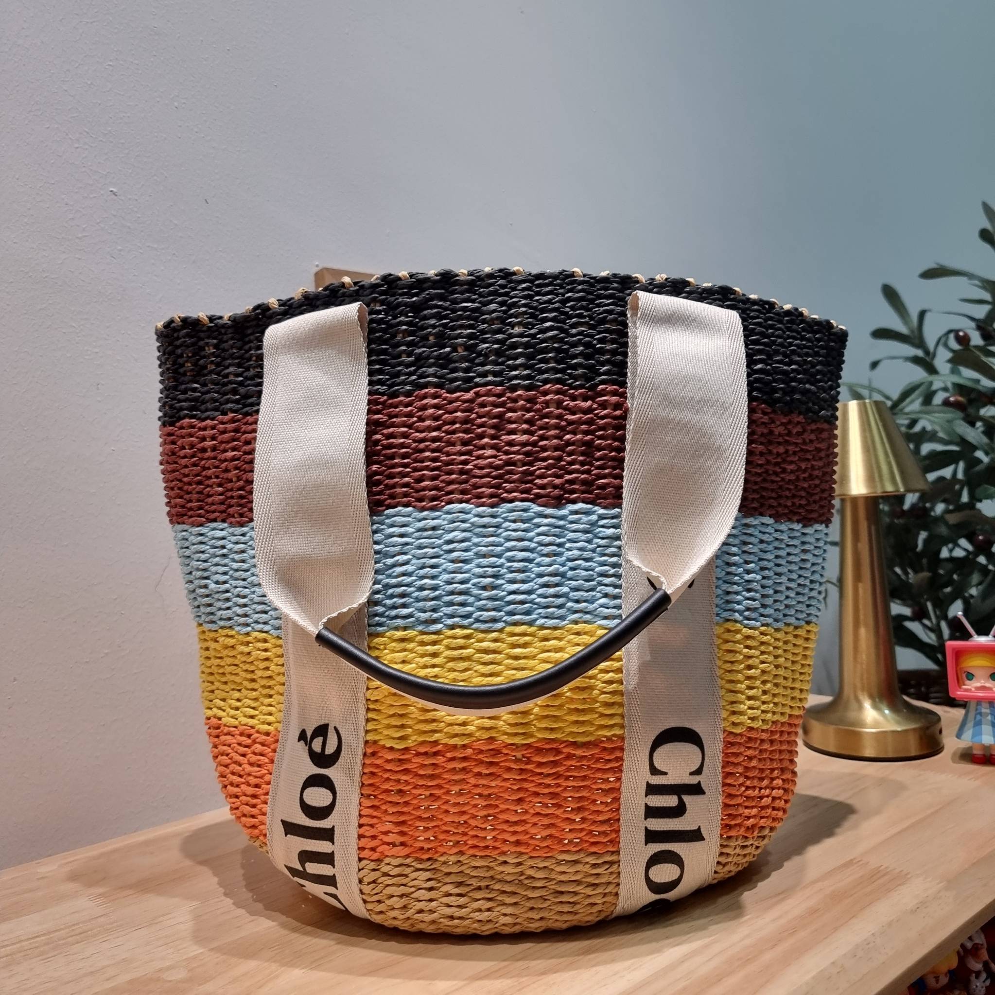 CHLOE LARGE WOODY BASKET Multicolor กระเป๋าสะพายสานทรงตะกร้า ยอดฮิตติดลมของแบรนด์ ด้วยวัสดุสังเคราห์จากธรรมชาติ สานทอเต็มใบออกมาเป็นลวดลายสวยงาม