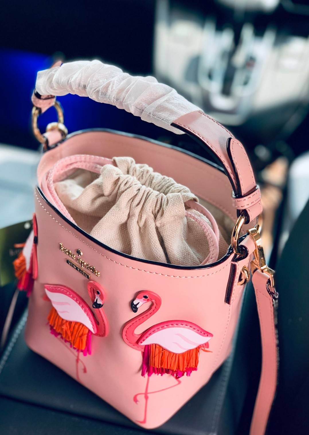 Kate spade new york Flamingo Pippa Bucket Bag 🍭รุ่นแนะนำ ราคานี้หายากแล้วจร้าา กระเป๋าหิ้วหรือสะพายข้างได้ ทรงถัง วัสดุหนังแกะแท้ สัมผัสหนังนิ่มมือดีมากๆค่ะ ด้านหน้าแต่งรูป Flamingo ดูเก๋มากๆค่ะ มีอะไหล่แบรนด์ ปากกระเป๋าแบบหูรูด ภายในกระเป๋าโล่ง ใ