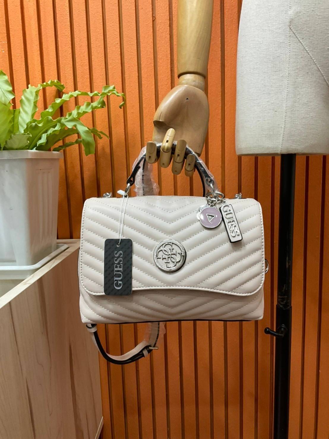 ของแท้ 💯% 】GUESS BLAKELY TOP HANDLE FLAP BAG กระเป๋สะพายรุ่นใหม่ล่าสุด รุ่นยอดนิยมสวยอยู่ทรง วัสดุหนังนิ่ม น้ำหนักเบา มีฐานกว้างตั้งอยู่ทรง ด้านหน้าประดับด้วยโลโก้แบรนด์สวยโดดเด่น