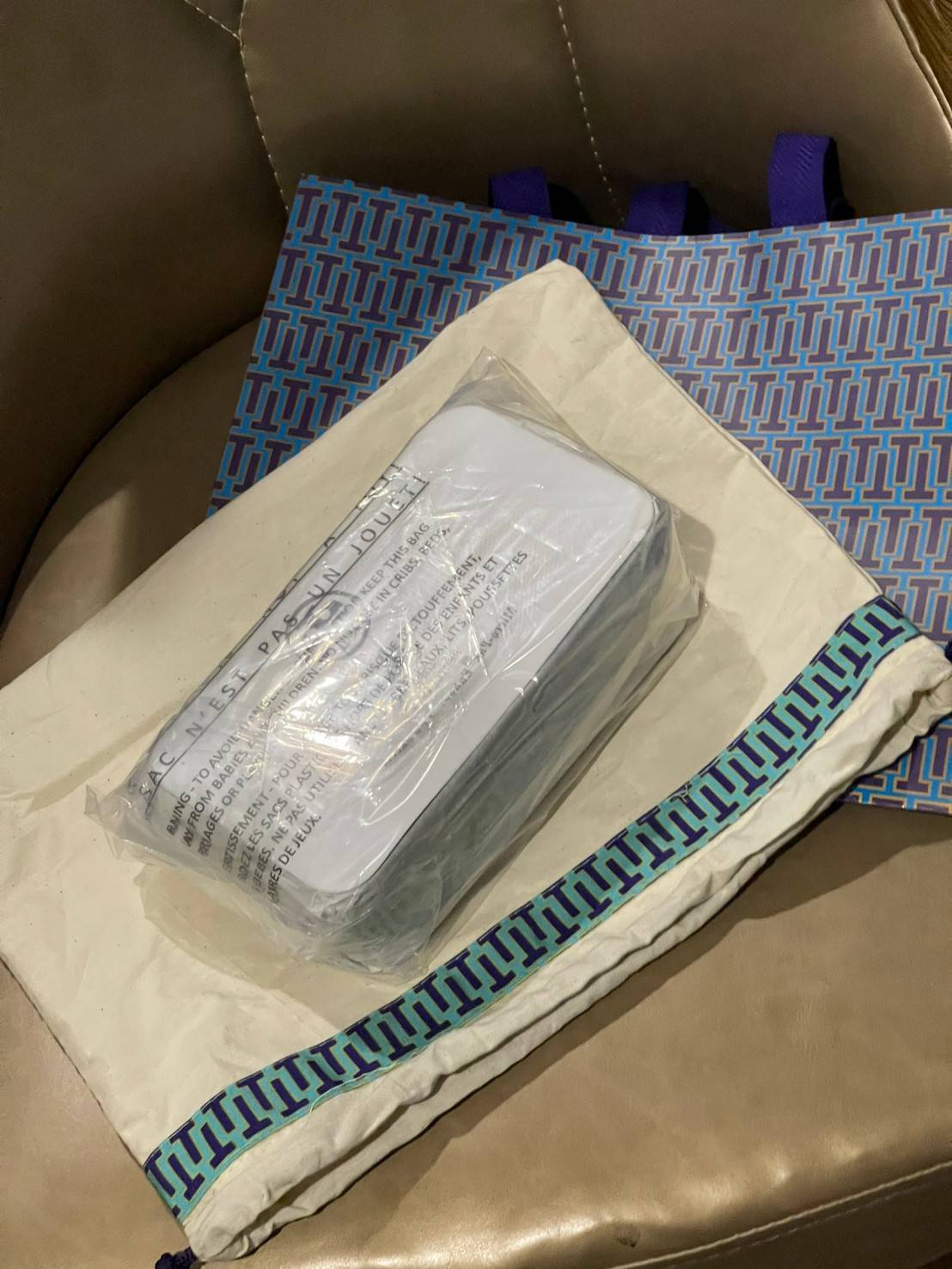 ของแท้ 💯% Tory burch t monogram jacquard double-zip mini bag พลาดไม่ได้กับTory burch ที่รนำเอาลวดลาย T Monogram มารังสรรค์ลงบนไอเท็มต่างๆ ในคอลเล็กชั่นการทอลายแบบแจ็กการ์ดสุดประณีต