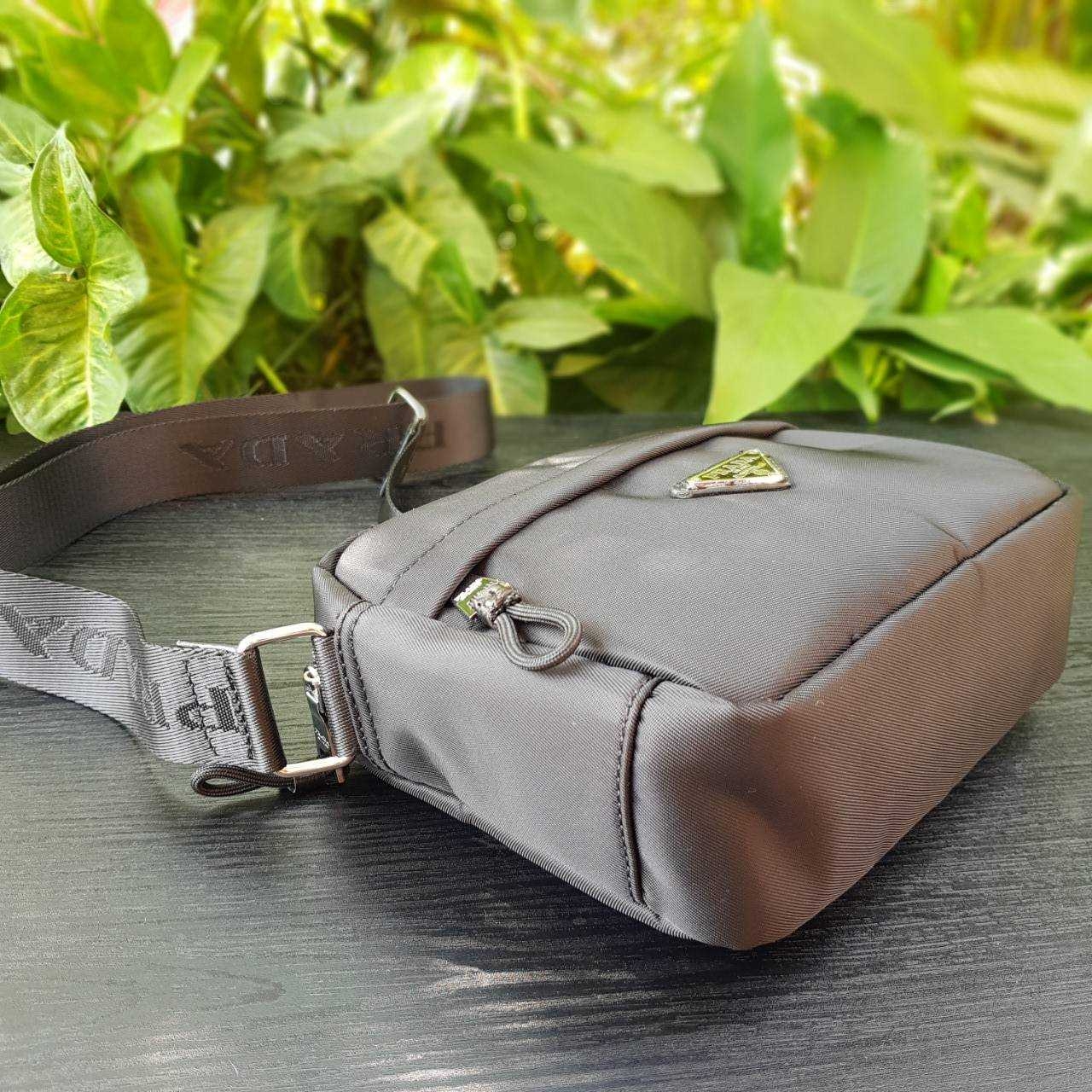 PRADA RE-NYLON MESSENGER BAG BLACK กระเป๋าสะพายทรง Messenger รุ่น Unisex ขนาดกำลังดี ดีไซน์เรียบ แต่หรูหรา สไตล์ Prada สายสะพายยาวปรับระดับได้ สามารถสะพายไหล่ และครอสบอดี้