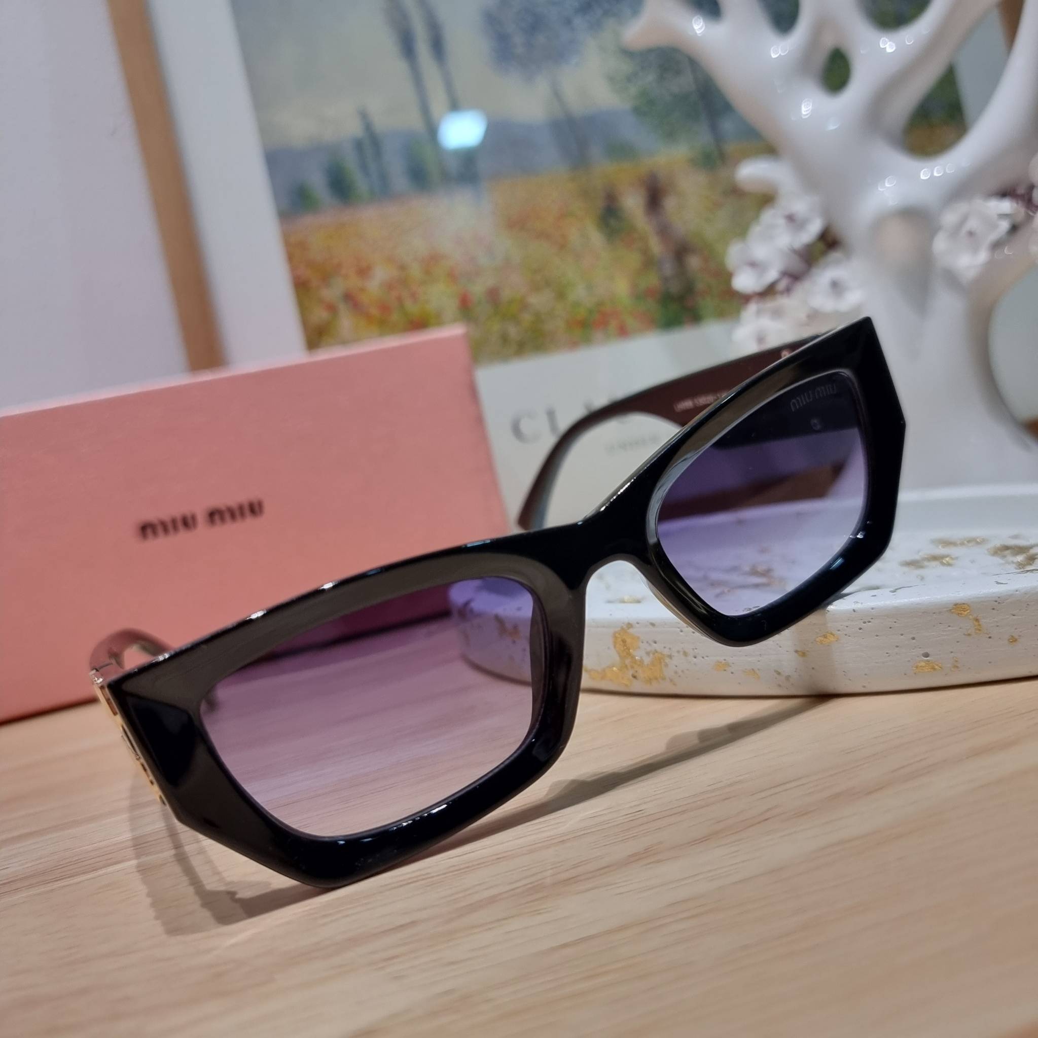 MIU MIU Sunglasses UV protection มาพร้อมอุปกรณ์ครบเซ็ท สวยปัง สวยตะโกน มีพกติดตัวไว้ไม่ตกเทรนด์ ใส่เสริมโหงวเฮ้ง ดูผู้ดี ใช้ได้ทุกโอกาส ทุกสถานการณ์ ใส่ที่บ้านถนอมสายตา ใส่ออกข้างนอกกันแดด กันลม กันฝุ่นก็มั่น ก็เลิศทั้งหมด