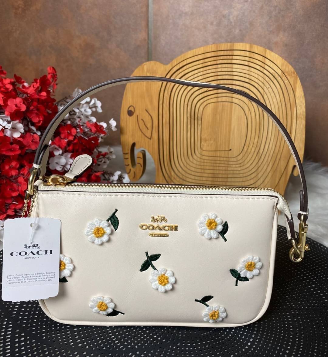 COACH NOLITA DAISY BAG (coach C3356) พร้อมส่งทันทีค่ะ! กระเป๋าหิ้ว//คล้องไหล่ หนังแท้เรียบสวย จุดเด่นด้านหน้าปักดอก Daisy แบบ3D นูนขึ้นมาสวยงามสะดุดดตามากๆค่ะ เปิดปิดกระเป๋าแบบซิป ภายในใส่มือถือได้ทุกรุ่น;กระเป๋าเงินใบกลางได้;มีช่องเสียบบัตร2ช่อง;และช่องใ