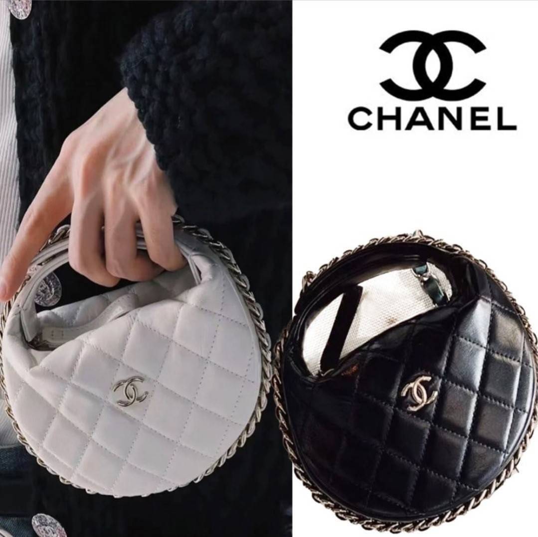 Chanel Pouch Hot item 2023 กระเป๋าสะพายกึ่งพอช ใบเล็กน่ารักน่าใช้ ถือไปไหนก็อัพลุคปัง วัสดุหนังแกะ สัมผัสนิ่มมือ หูจับในตัว ปรับได้อีกเล็กน้อย มาพร้อมสายสะพายโซ่