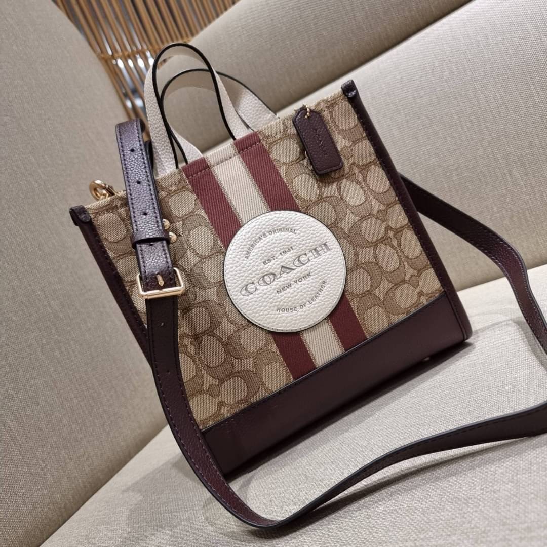 COACH C8406 DEMPSEY TOTE 22 IN SIGNATURE JACQUARD WITH STRIPE AND COACH PATCH คอลเลคชั่นใหม่ พร้อมส่งสีใหม่สุดปัง สวยคม ละมุนและมีความหรูในตัว กับกระเป๋าทรงโท้ท ไซส์กำลังสวย น่ารักน่าใช้ ฟังก์ชั่นการใช้งานสะดวกที่สุด มีทั้งสายคล้องในตัว และสายครอสบอดี้ วั
