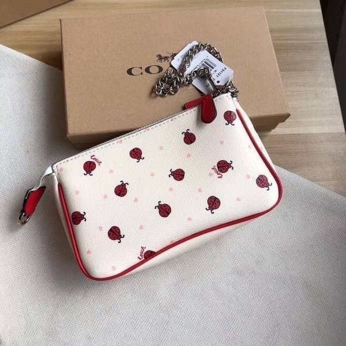 OUTLET 】Coach Signature Top Handle Coach Pouch with Strawberry, Watermelon, Ladybug พร้อมส่งที่ไทย เป็นอีกรุ่นหนึ่งที่ได้รับความนิยมในหมู่สาว ๆ ค่ะ นอกจากราคาจะไม่สูงแล้ว ยังมีรูปทรงที่น่าสนใจอีกด้วย กะทัดรัดแต่ใช้งานง่าย เหมาะกับทุกโอกาส สำหรับกระเป๋าคล้