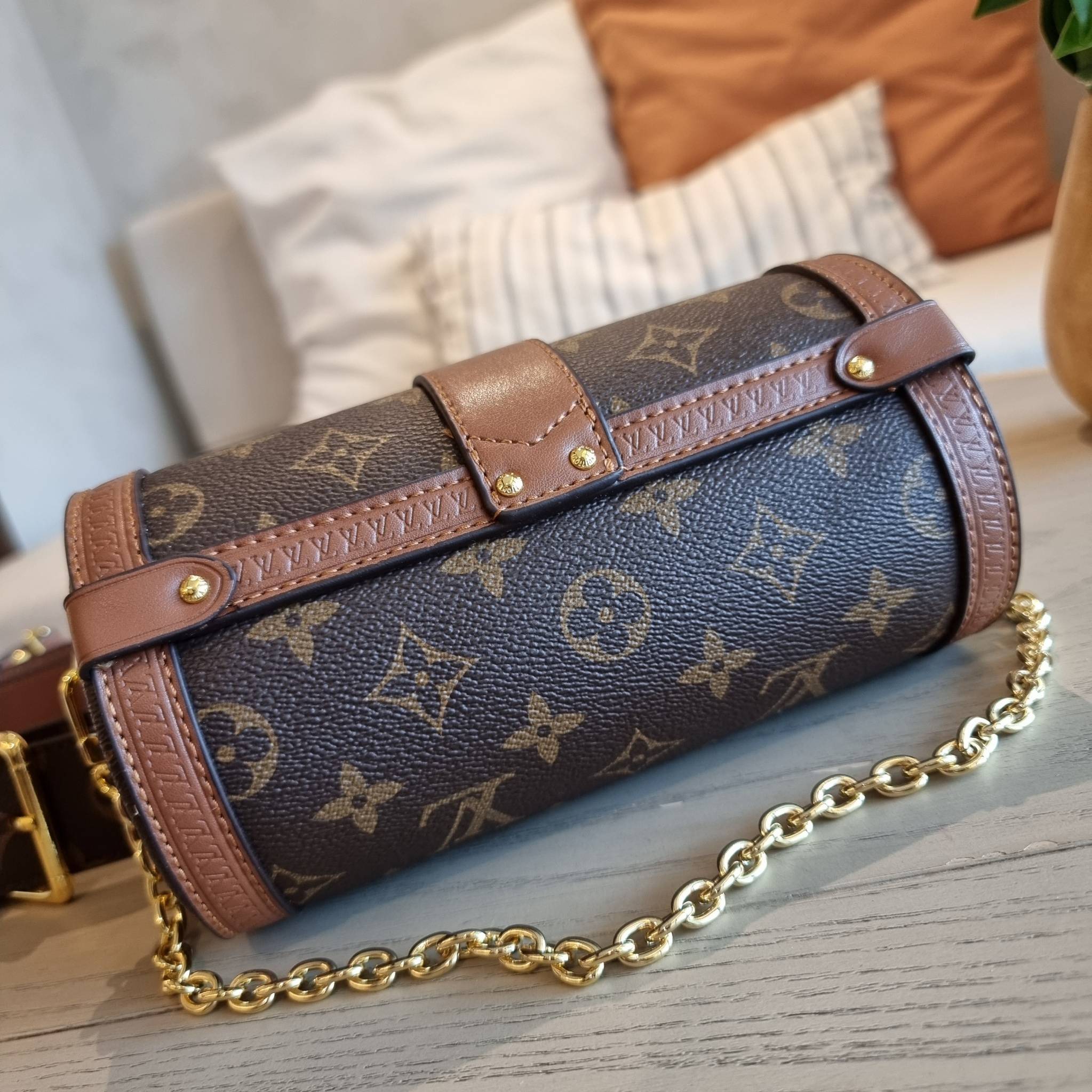LV PAPILON TRUNK BAG กระเป๋าทรงสวย ดีไซน์หรู ไม่เหมือนใคร มีสายมาให้ 2 เส้น สายโซ่และสายหนังสปอร์ตเส้นใหญ่ วัสดุหนังแคนวาส เปิดปิดด้วยตัวกดล็อค ภายในโล่งกว้าง ใส่ของได้สบายๆที่สำคัญ ใบจริงสวยสุดคุ้ม งานหายาก ที่ไม่อยากให้สาวๆพลาดกันจ้า มาพร้อม box set ให้