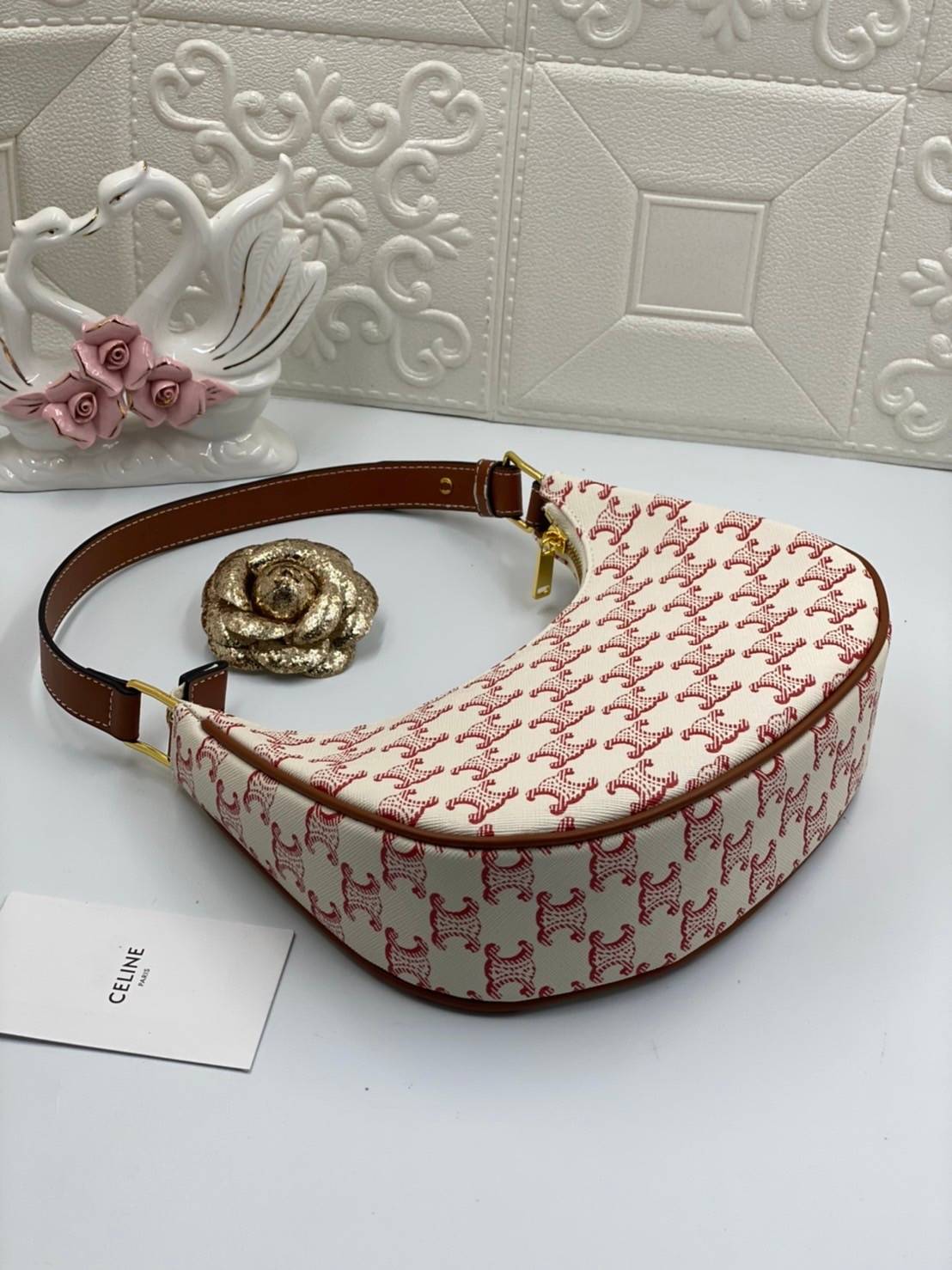 VIP GIFT 】หนังแท้ CELINE AVA BAG IN TRIOMPHE CANVAS AND CALFSKIN :RED กระเป๋าดีไซน์สวยหรูฮิตสุดในเกาหลี! หนังสวยอยู่ทรง เปิดปิดด้วยซิปแบรนด์สีทอง ภายในโล่งกว้างและจุสามารถใส่มือถือ กระเป๋าสตางค์ ของใช้ได้เยอะ สายสะพายหนังปรับได้อะไหล่ทองหรูมีโลโก้แบรนด์ ไ